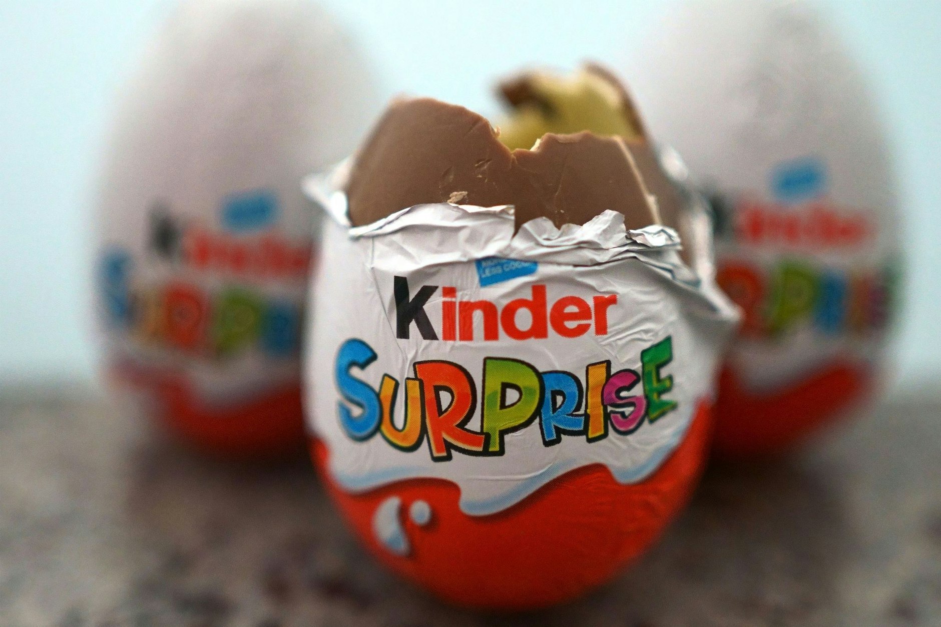 Drei britische Exemplare der Kinder-Überraschungseier von Ferrero. Ein Dreijähriger lag nach dem Verzehr eine Woche im Krankenhaus.