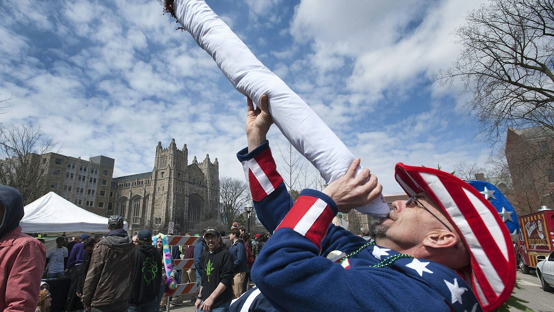 Ein gigantischer Fake-Joint: gezeigt wurde dieser bei einer Hasch-Parade in der Universität of Michigan.