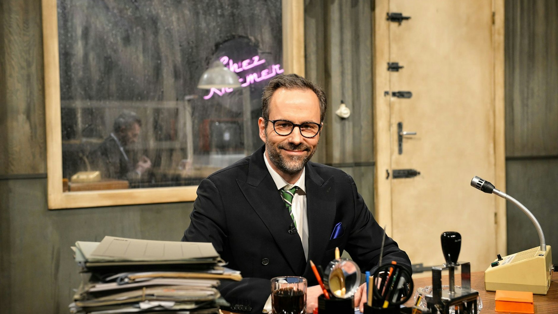 In Chez Krömer interviewt Komiker Kurt Krömer Promis in einem verhörraum. Jetzt war Modezar Harald Glööckler zu Gast.