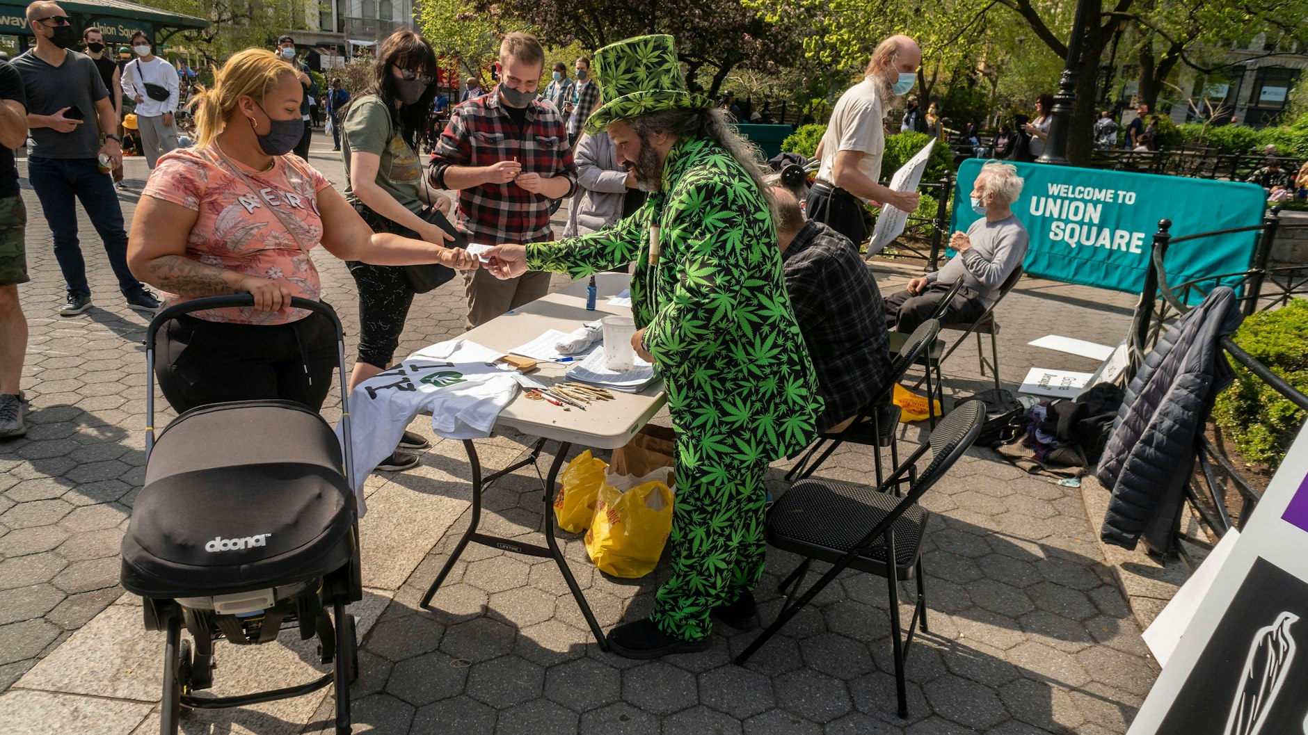 Aktivisten verteilen Free Joints im New Yorker Union Square Park.