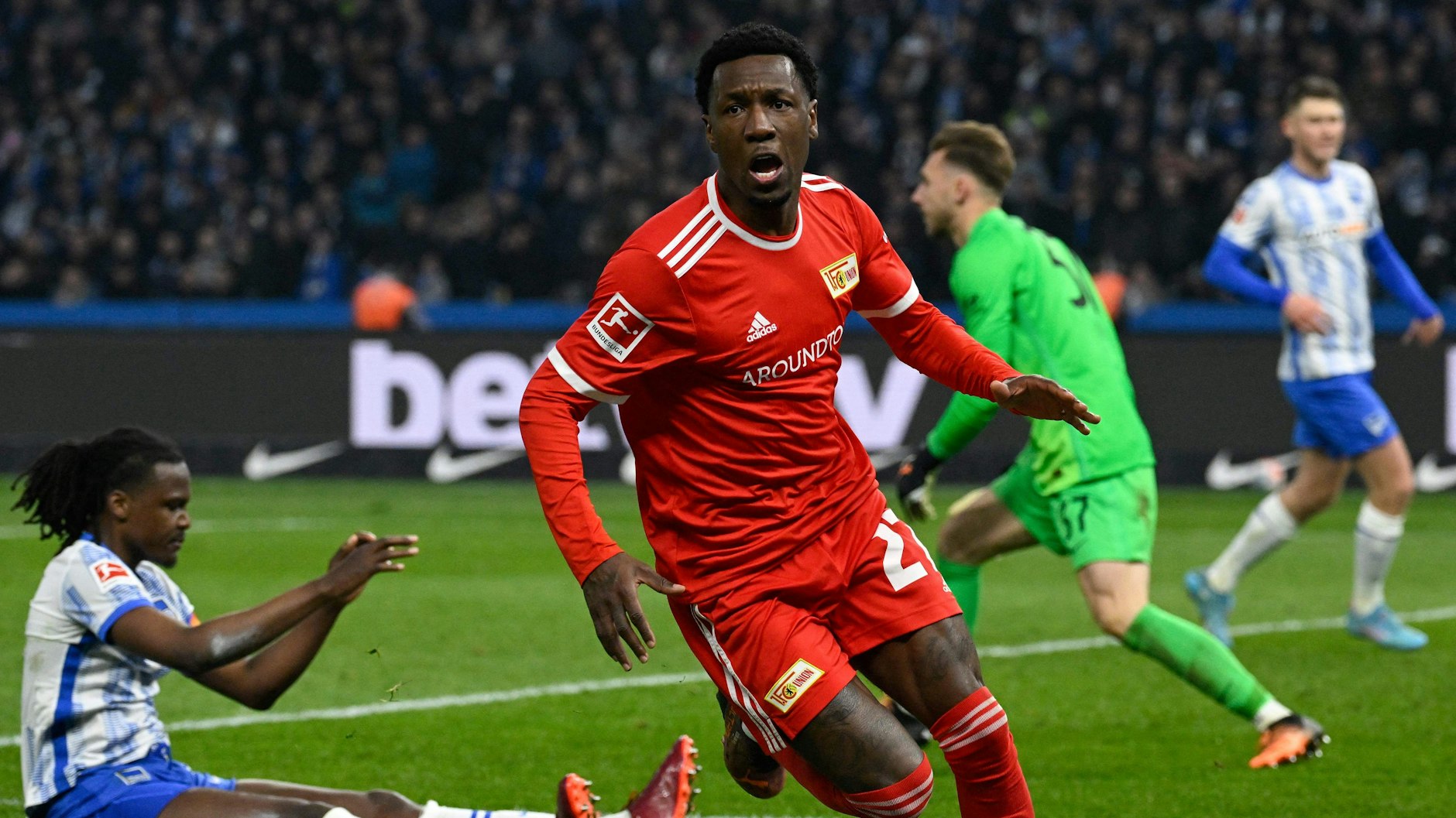 Unions Sheraldo Becker dreht nach seinem Treffer zum 3:1 zum Jubeln ab.