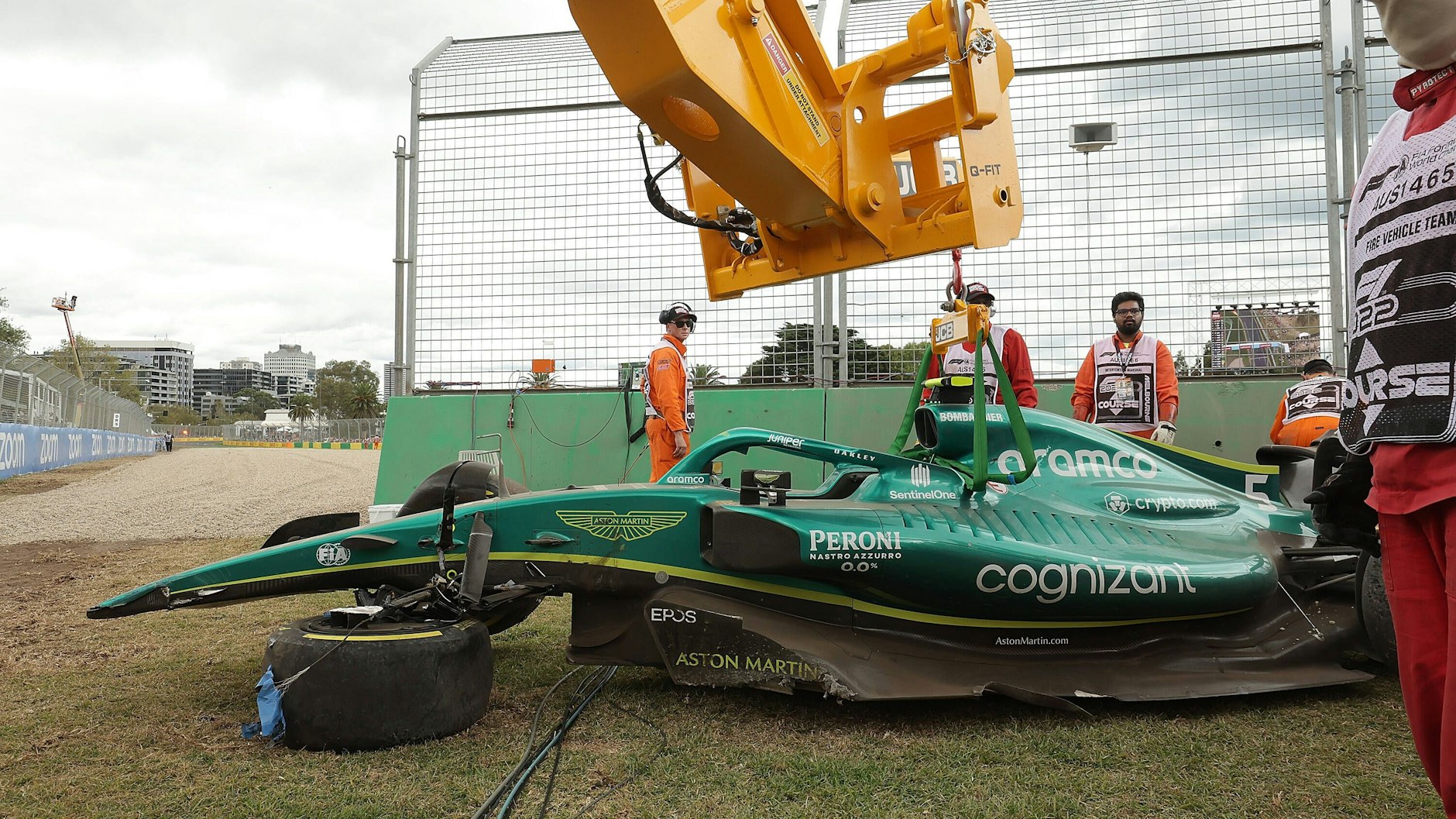 Für die Mechaniker von Aston Martin blieb nach dem Crash von Sebastian Vettel in Melbourne viel Arbeit.