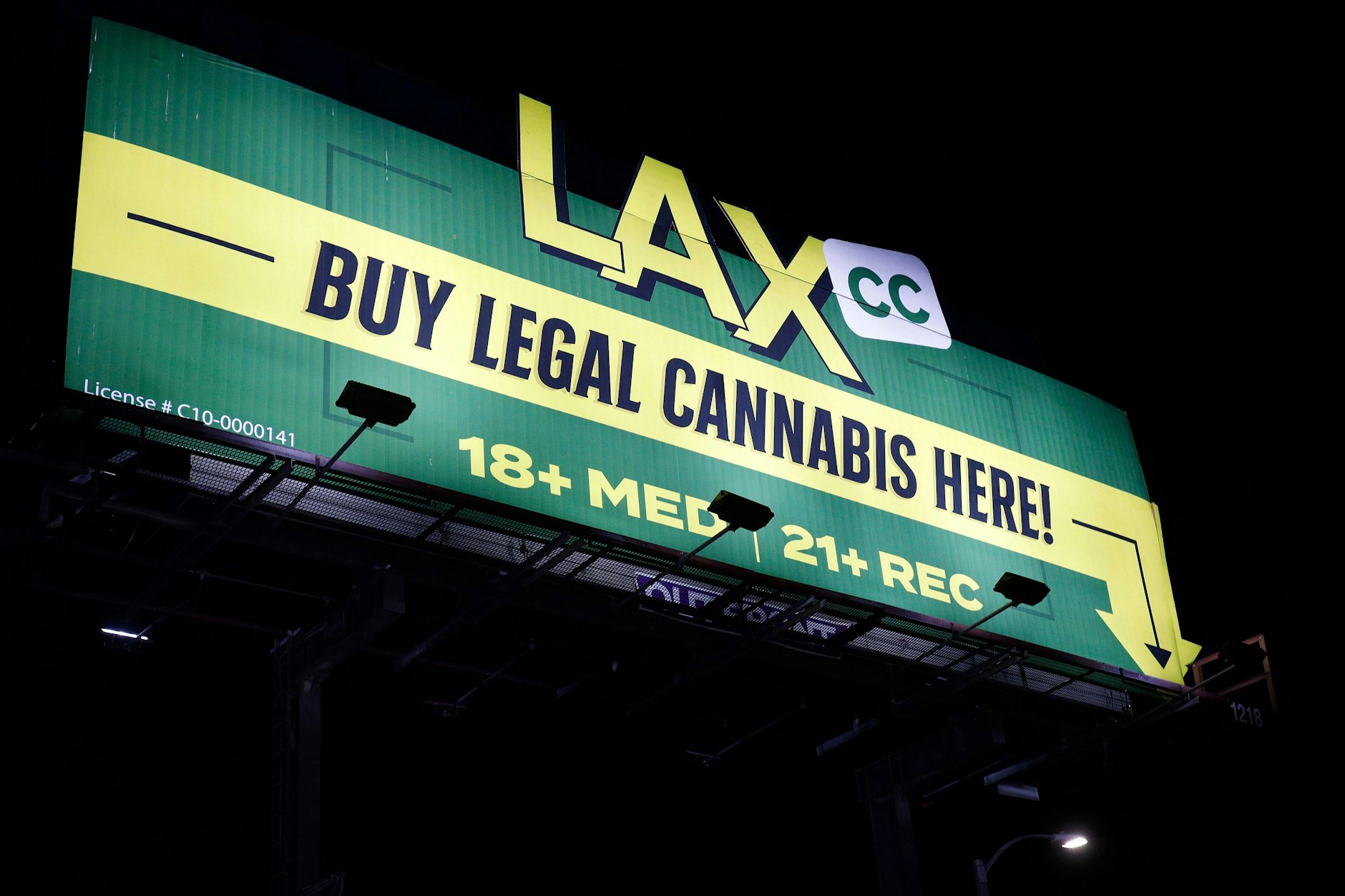 Gleich in der Nähe vom Flughafen: Großformatige Leuchtreklame weist den Weg zu einem legalen Cannabis Verkaufsladen auf der Lincoln Street in Los Angeles.