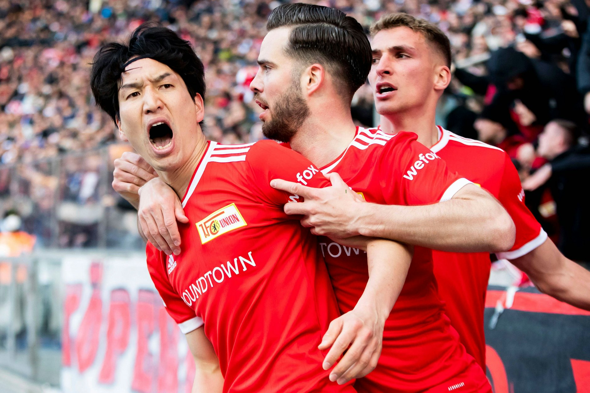 Unions Genki Haraguchi jubelt mit Niko Gießelmann über sein Tor zum 1:0.