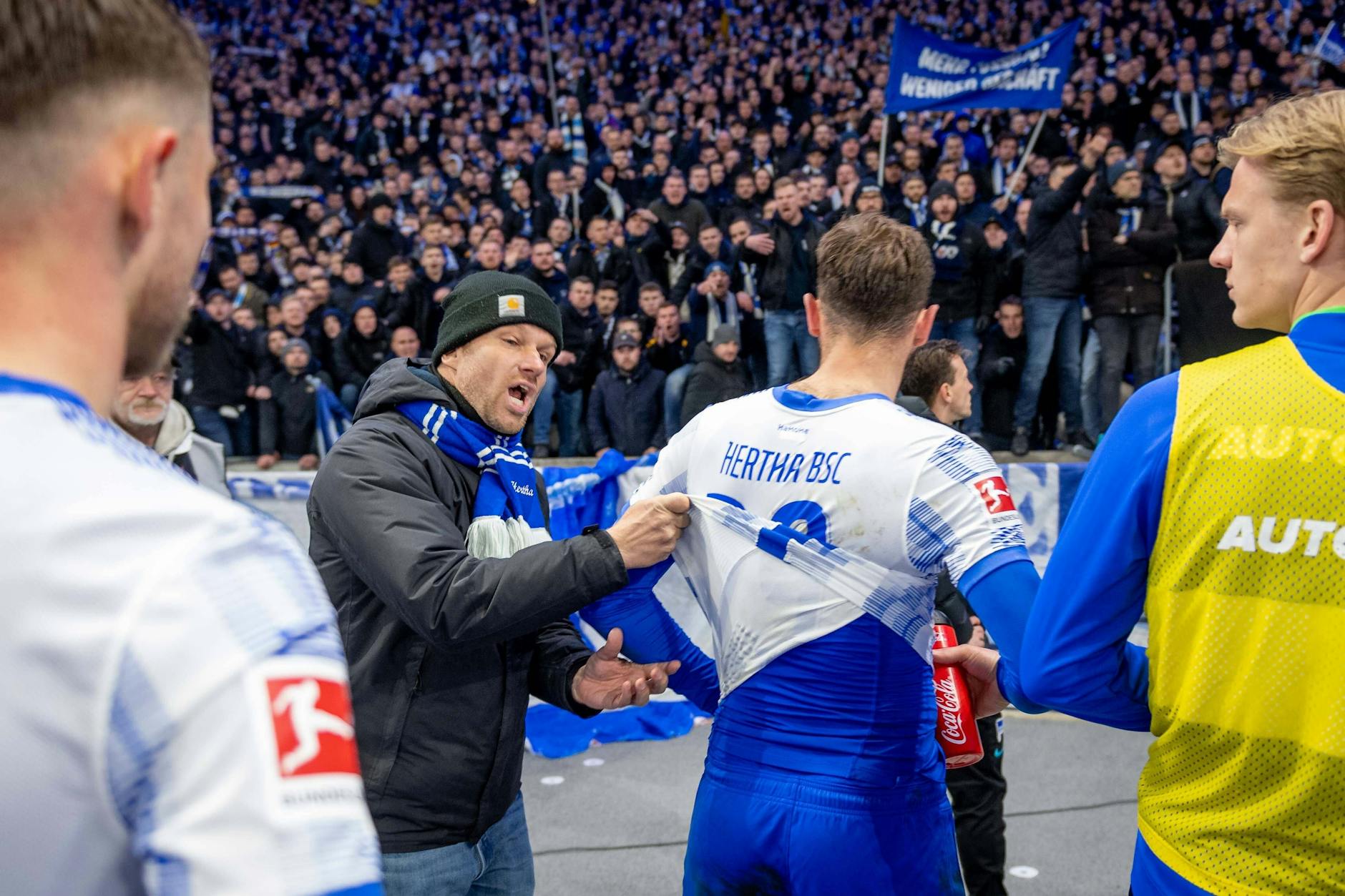 Ein Hertha-Fan zieht am Trikot von Lucas Tousart. Einige Chaoten überschritten nach der Derby-Pleite gegen den 1. FC Union mal wieder eine Grenze.
