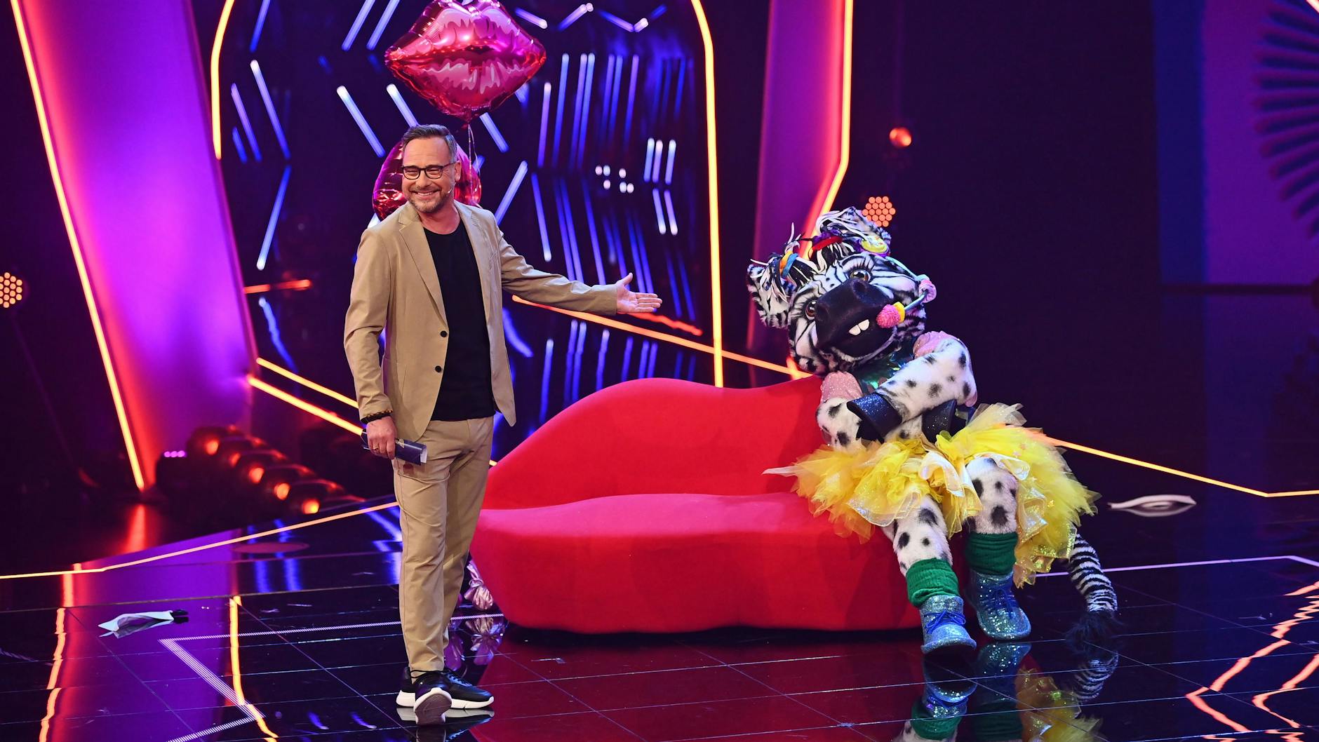 Moderator Matthias Opdenhövel und das Zebra auf der Bühne bei „The Masked Singer“.