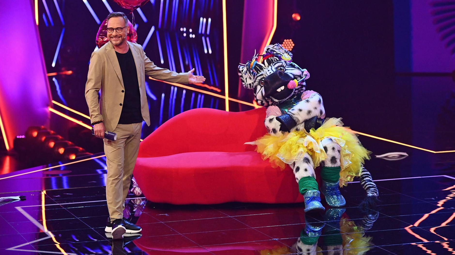 Moderator Matthias Opdenhövel und das Zebra auf der Bühne bei The Masked Singer.