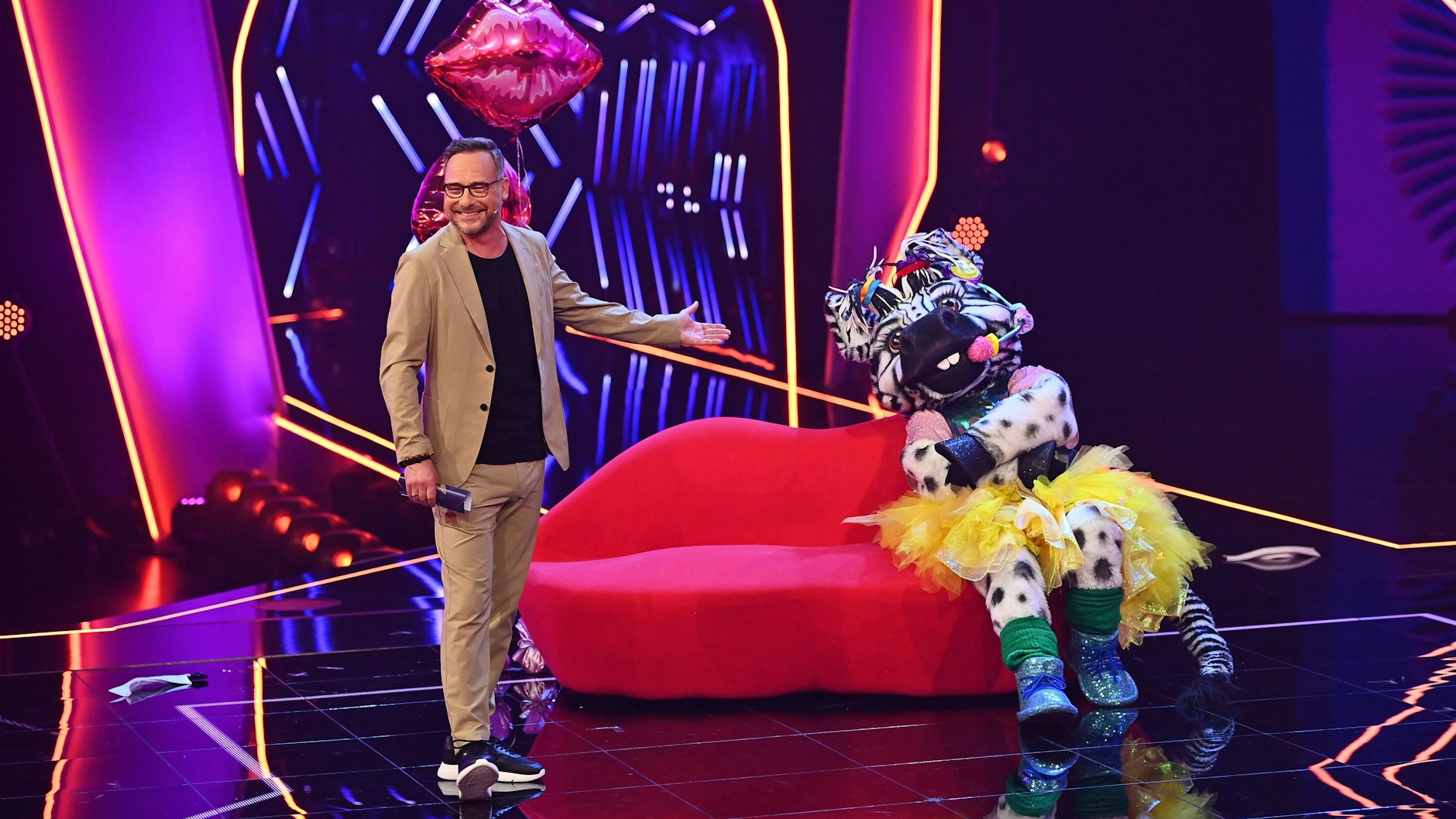 Moderator Matthias Opdenhövel und das Zebra auf der Bühne bei „The Masked Singer“.