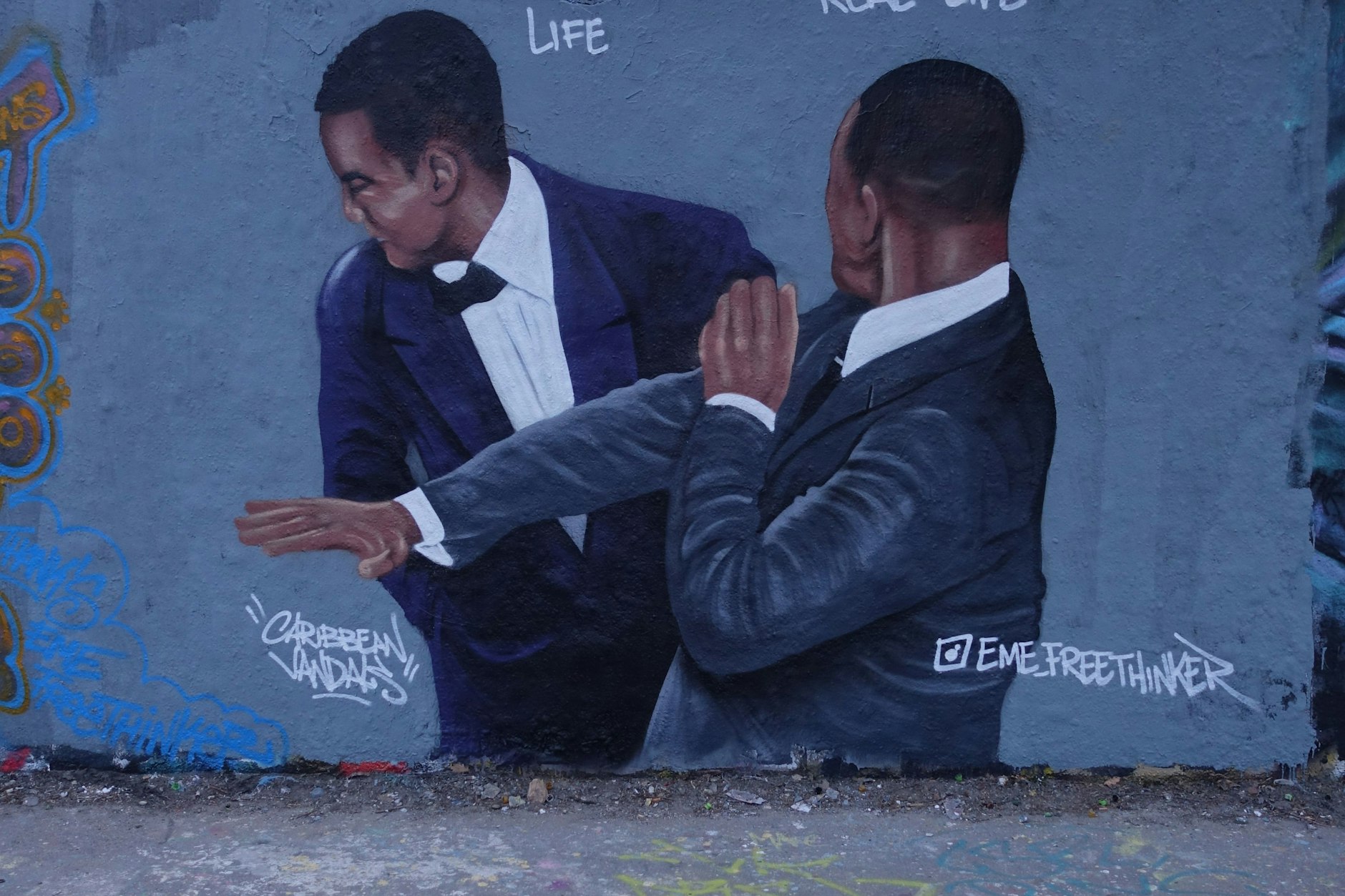 Selbst auf die Graffiti-Mauer im Mauerpark hat es die Ohrfeigen-Szene mit Will Smith und Chris Rock schon geschafft. Gemalt vom Streetart-Künstler Eme Freethinker.