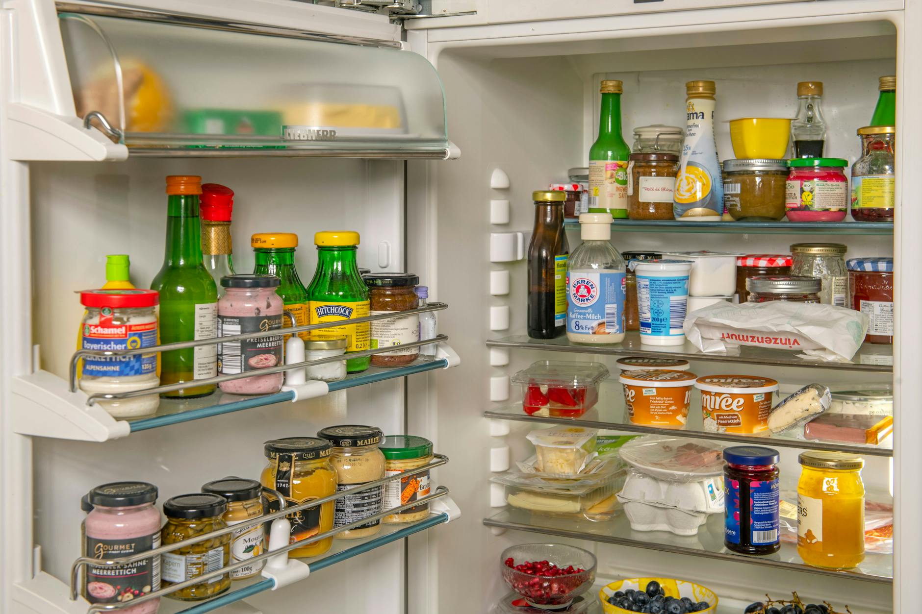 Wer den Kühlschrank ein Grad wärmer stellt, spart 5 Euro pro Jahr.