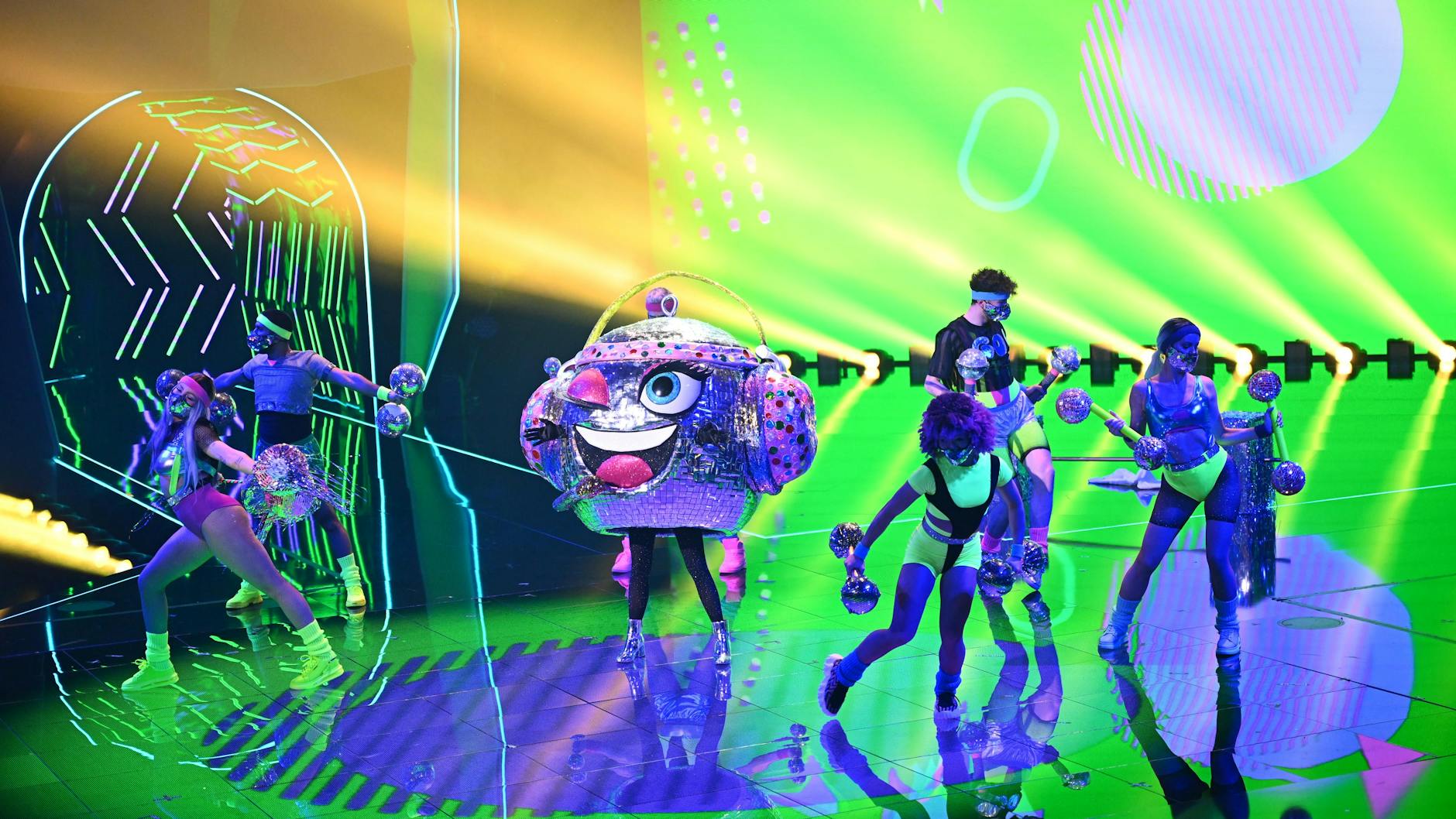 Die Discokugel bei ihrem Auftritt auf der „Masked Singer“-Bühne.