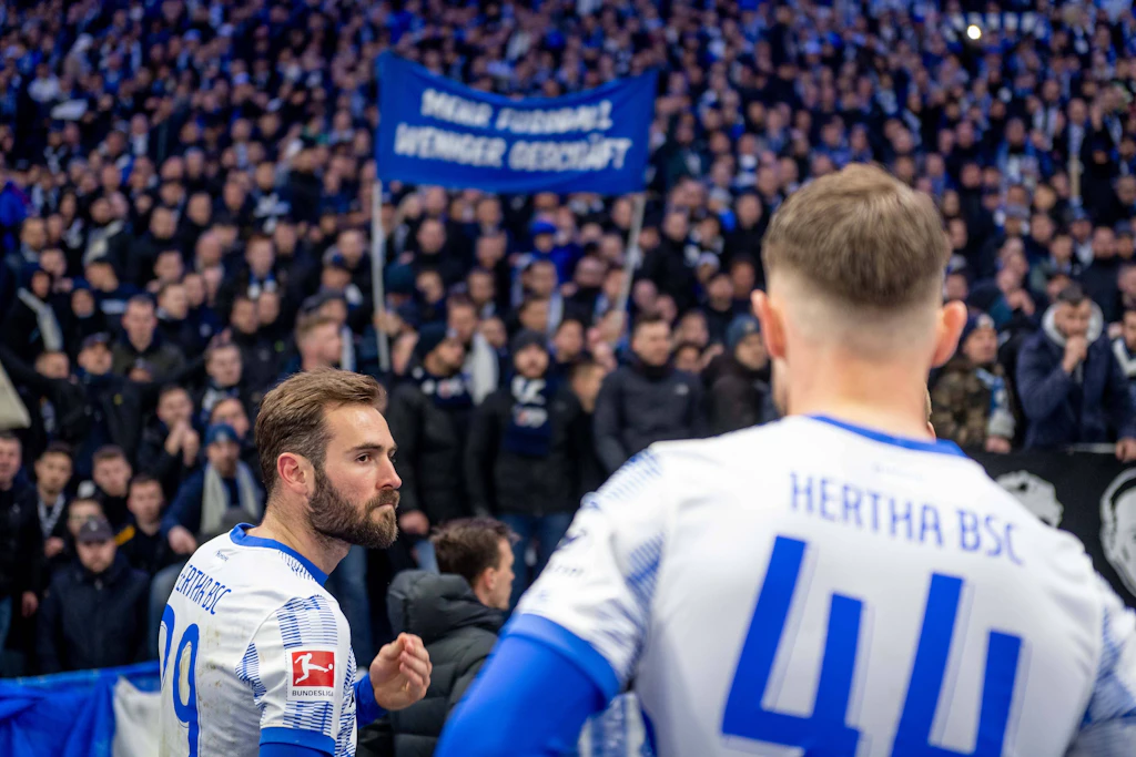 Herthafans verlangen nach Derby-Pleite, dass Spieler ihr Trikot ausziehen