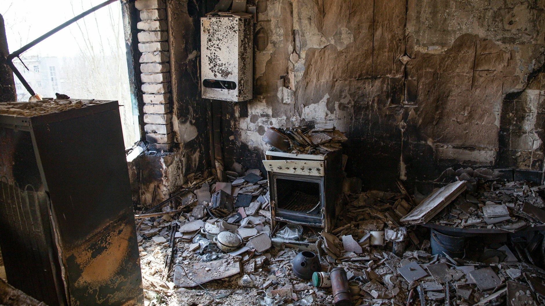 Eine zerstörte Wohnung in der Stadt Rubischne in der ukrainischen Region Luhansk.