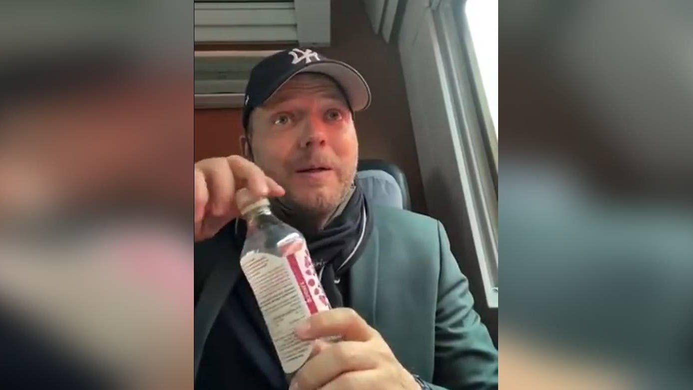 Mario Barth macht in einem Video vor, wie er zum Trinken die Maske abgenommen hatte.