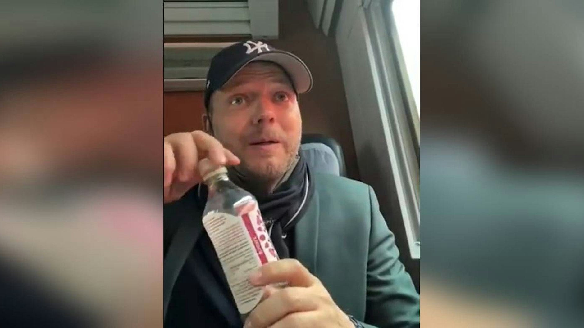 Mario Barth macht in einem Video vor, wie er zum Trinken die Maske abgenommen hatte.