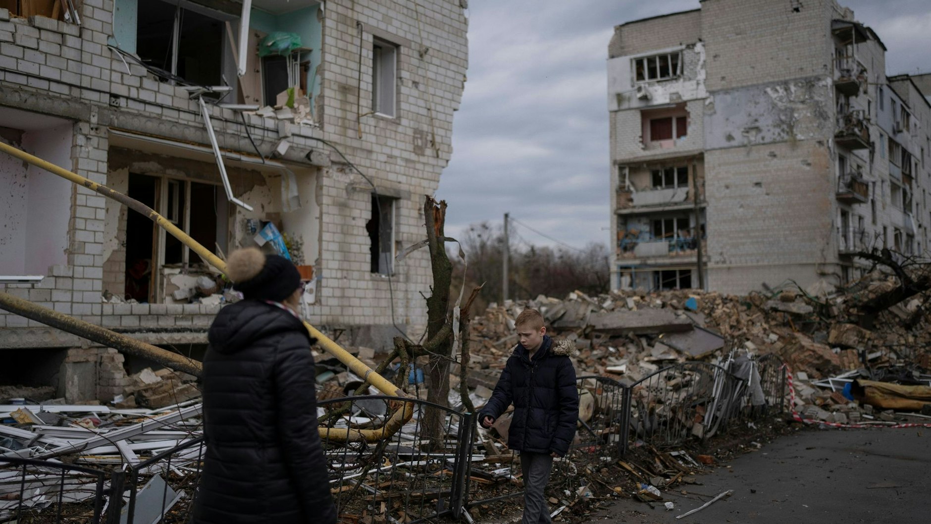 Ein Junge sucht in den Trümmern eines Wohnhauses nach seiner Katze.