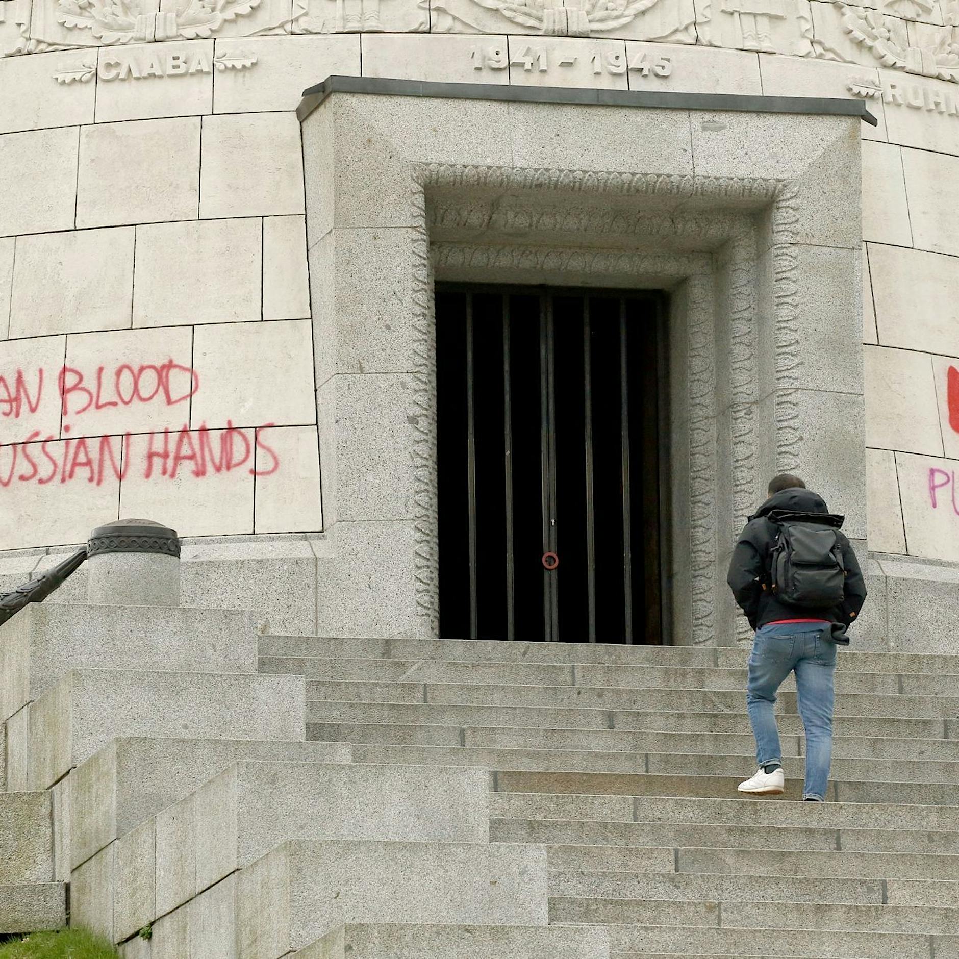 Ukrainischer Botschafter verurteilt anti-russische Schmierereien am Ehrendenkmal