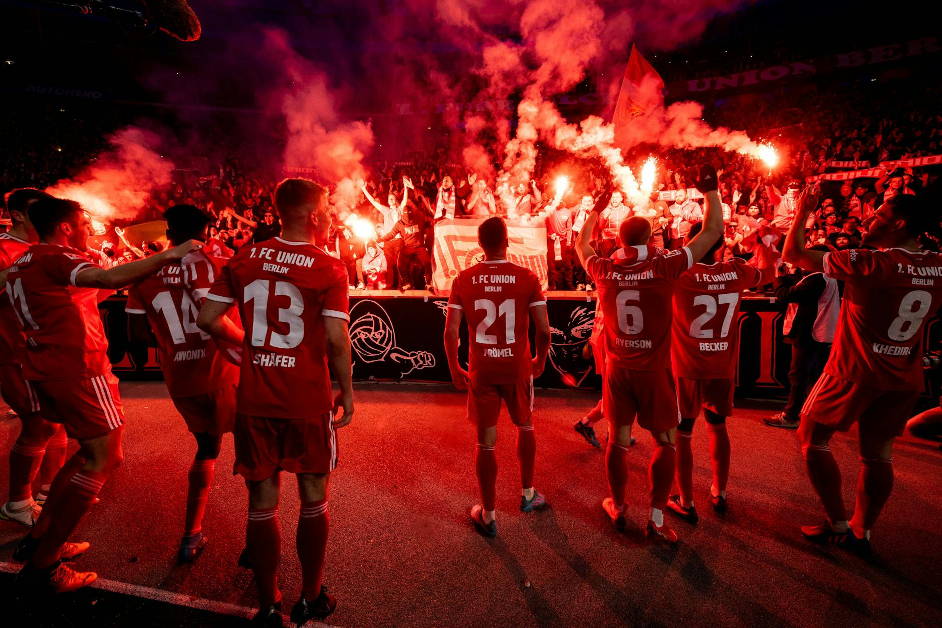 Berlin ist Rot! Unions Profis feiern mit den Fans den Sieg im Olympiastadion gegen Hertha BSC.
