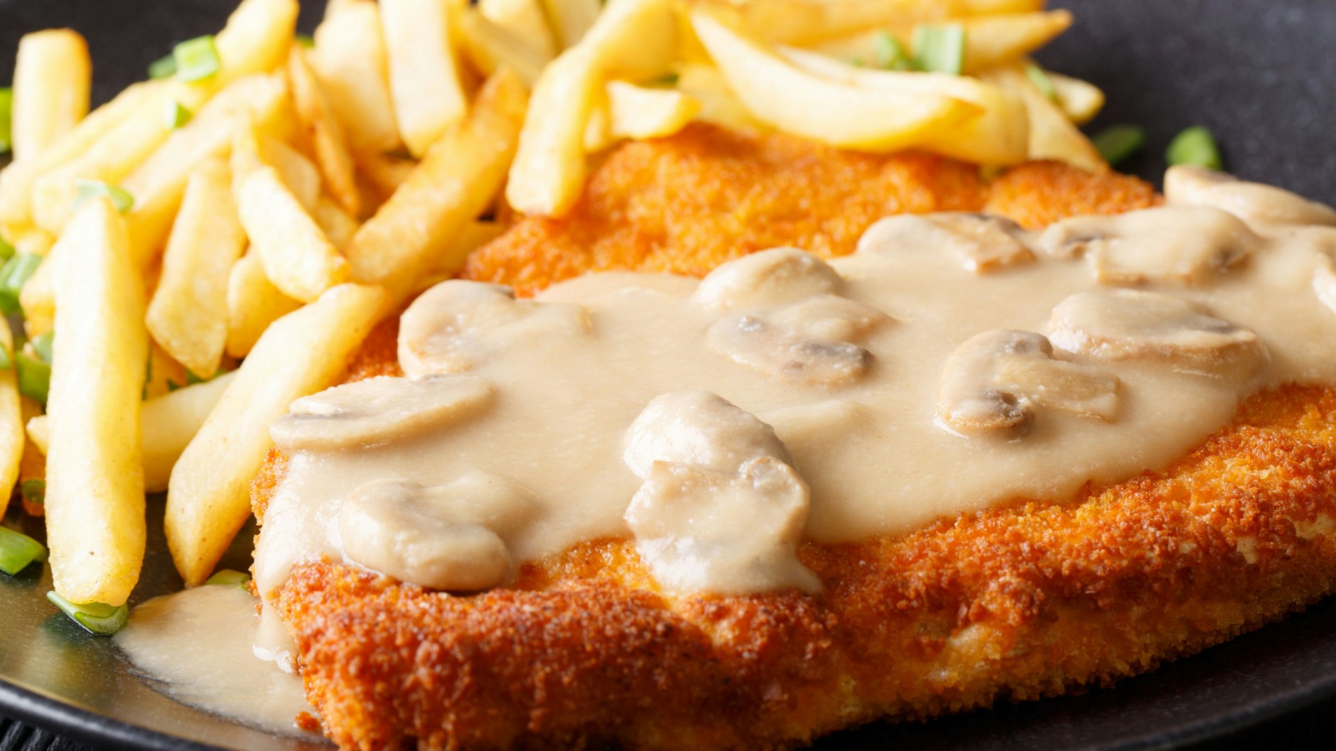 Schnitzel mit Rahm-Champignons schmeckt der ganzen Familie - und das Rezept ist wirklich simpel.