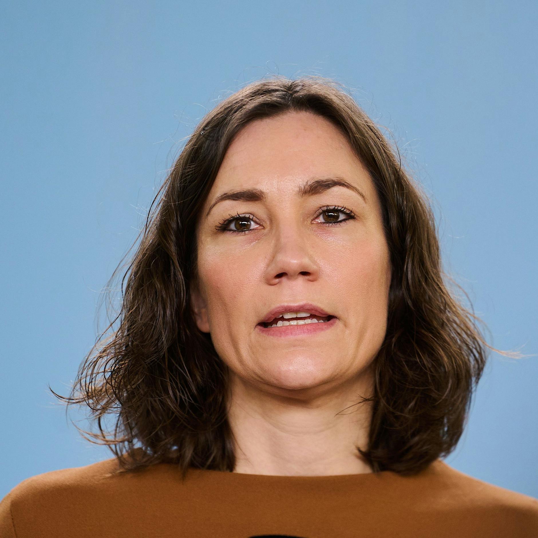 Familienministerin Spiegel bittet um Entschuldigung – und bleibt im Amt