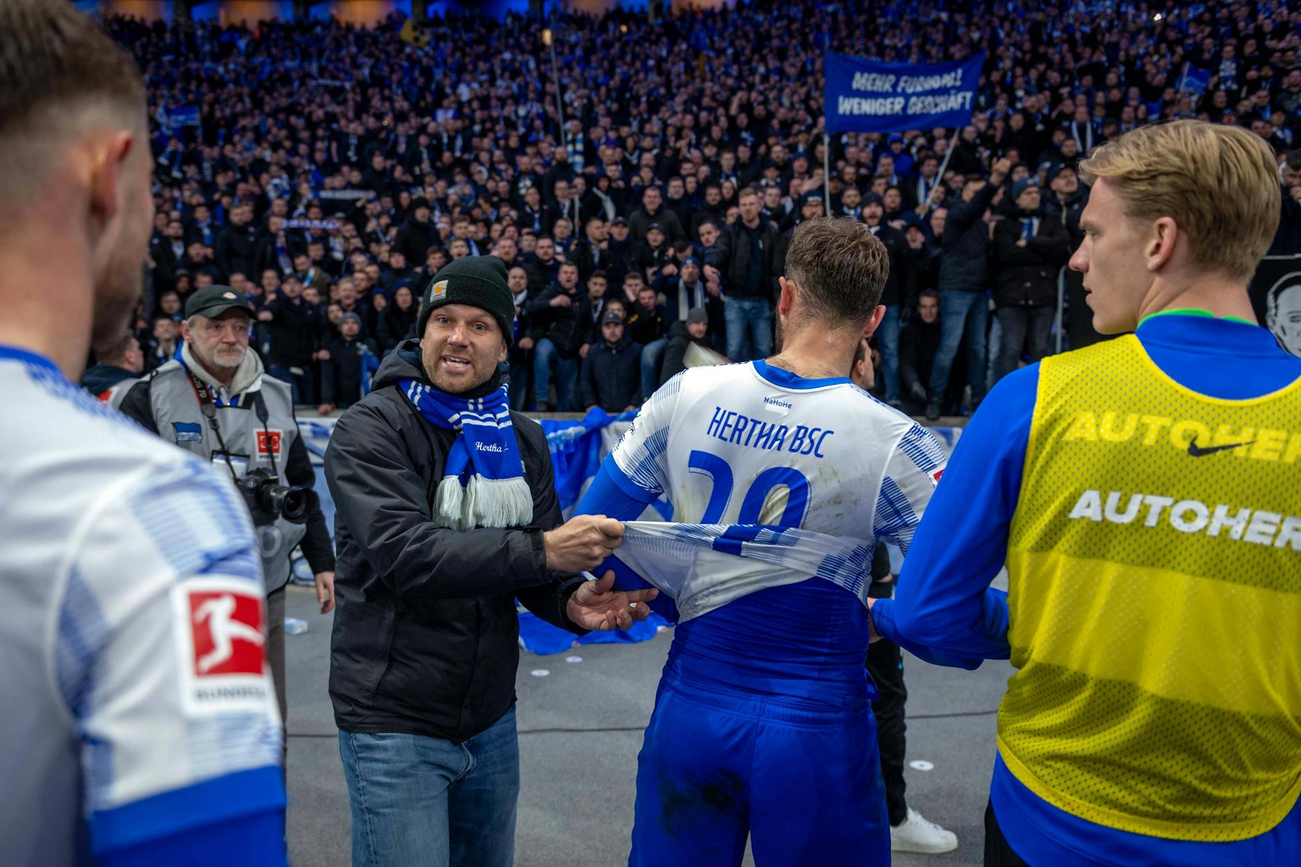 Eskalation nach der Niederlage: Die Ultras von Hertha BSC fordern die Spieler auf, ihre Trikots niederzulegen.