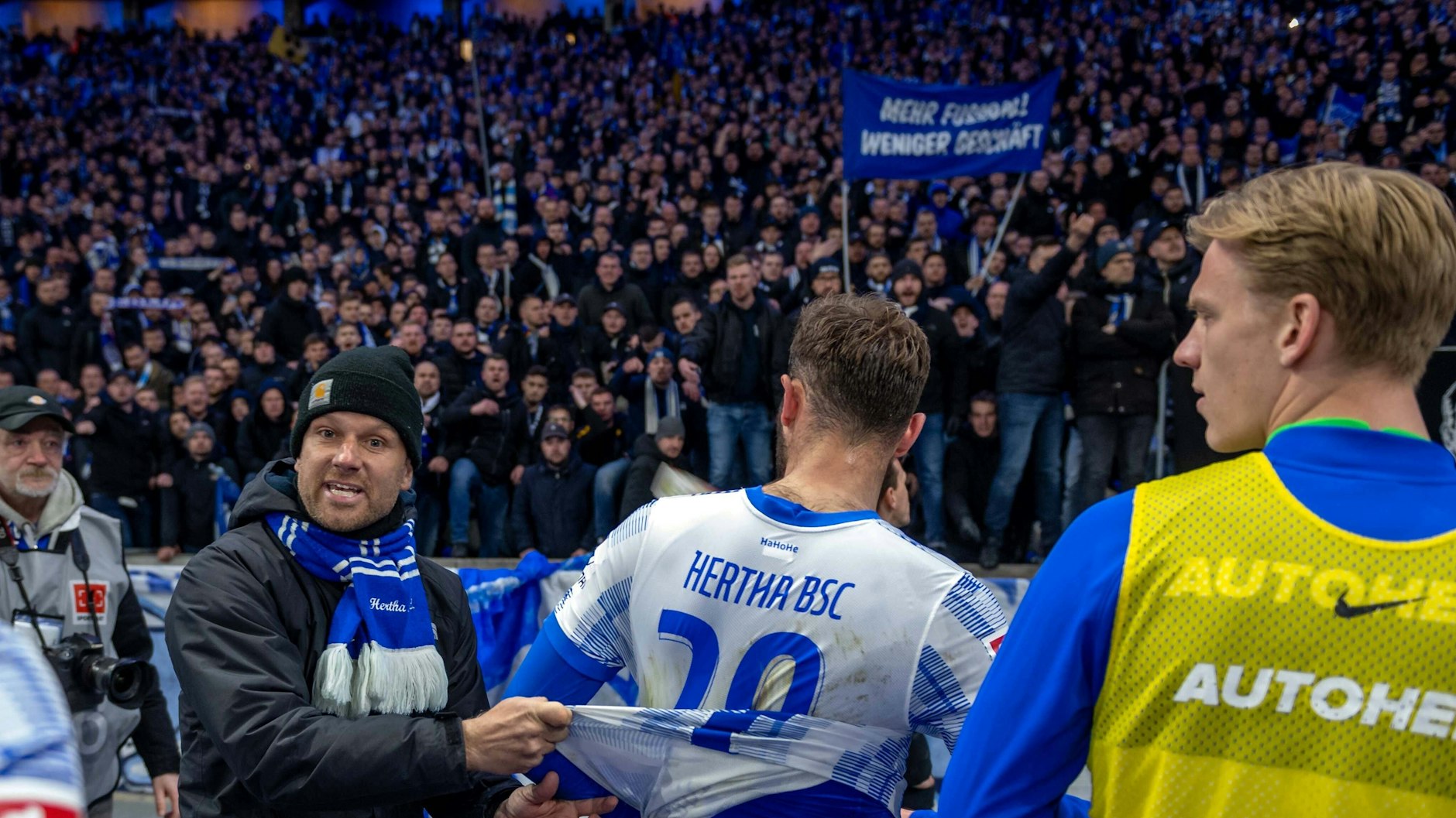 Herthas Profis wie hier Lucas Tousart spürten den Frust der Fans nach der Derby-Niederlage am eigenen Leibchen.