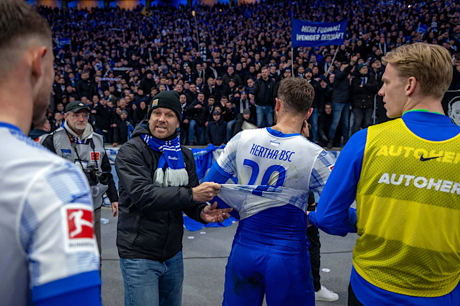 Herthas Profis wie hier Lucas Tousart spürten den Frust der Fans nach der Derby-Niederlage am eigenen Leibchen.