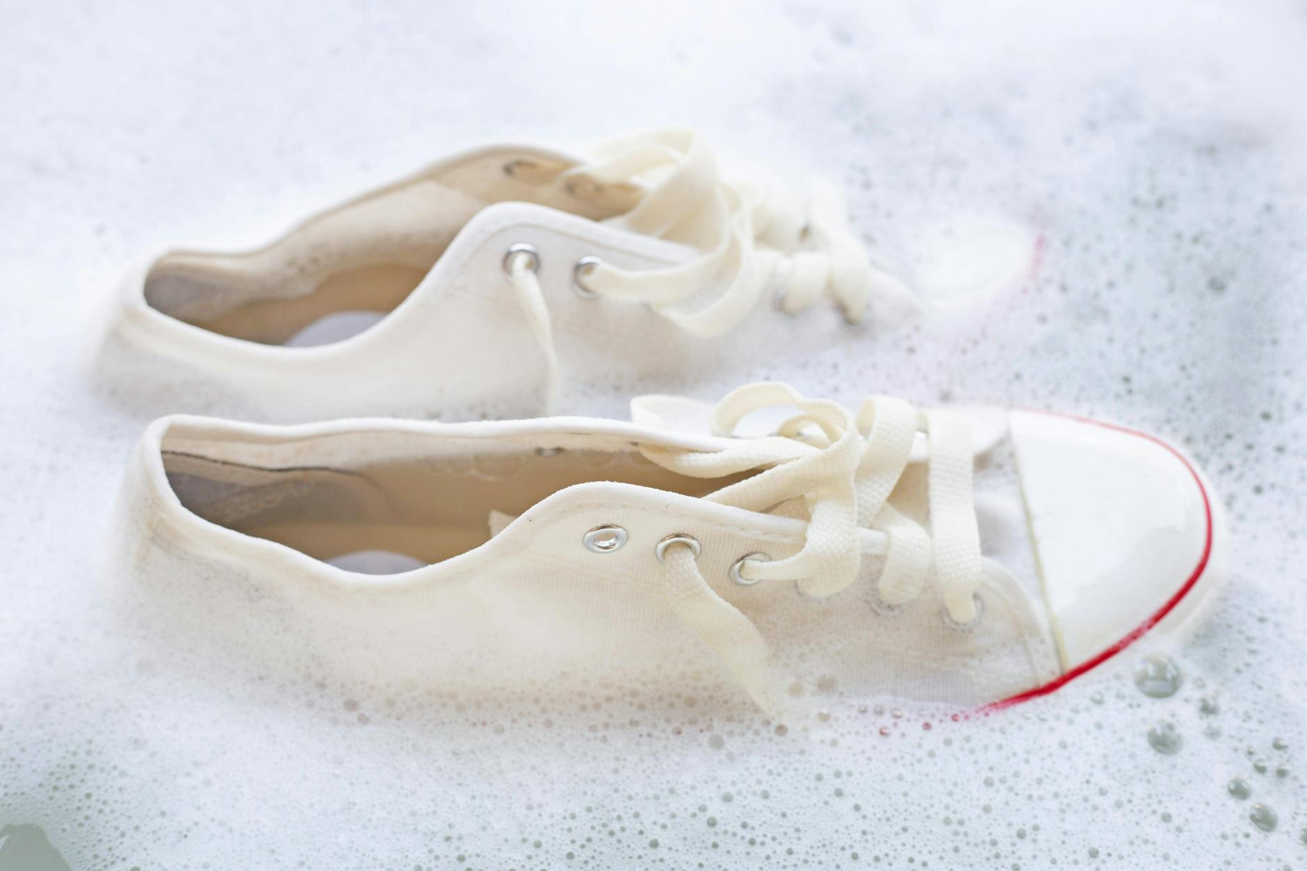 Solche Turnschuhe aus Stoff können in der Waschmaschine gewaschen werden. Aber nicht zu oft, sonst leiden Sohle und Klebstoffe.