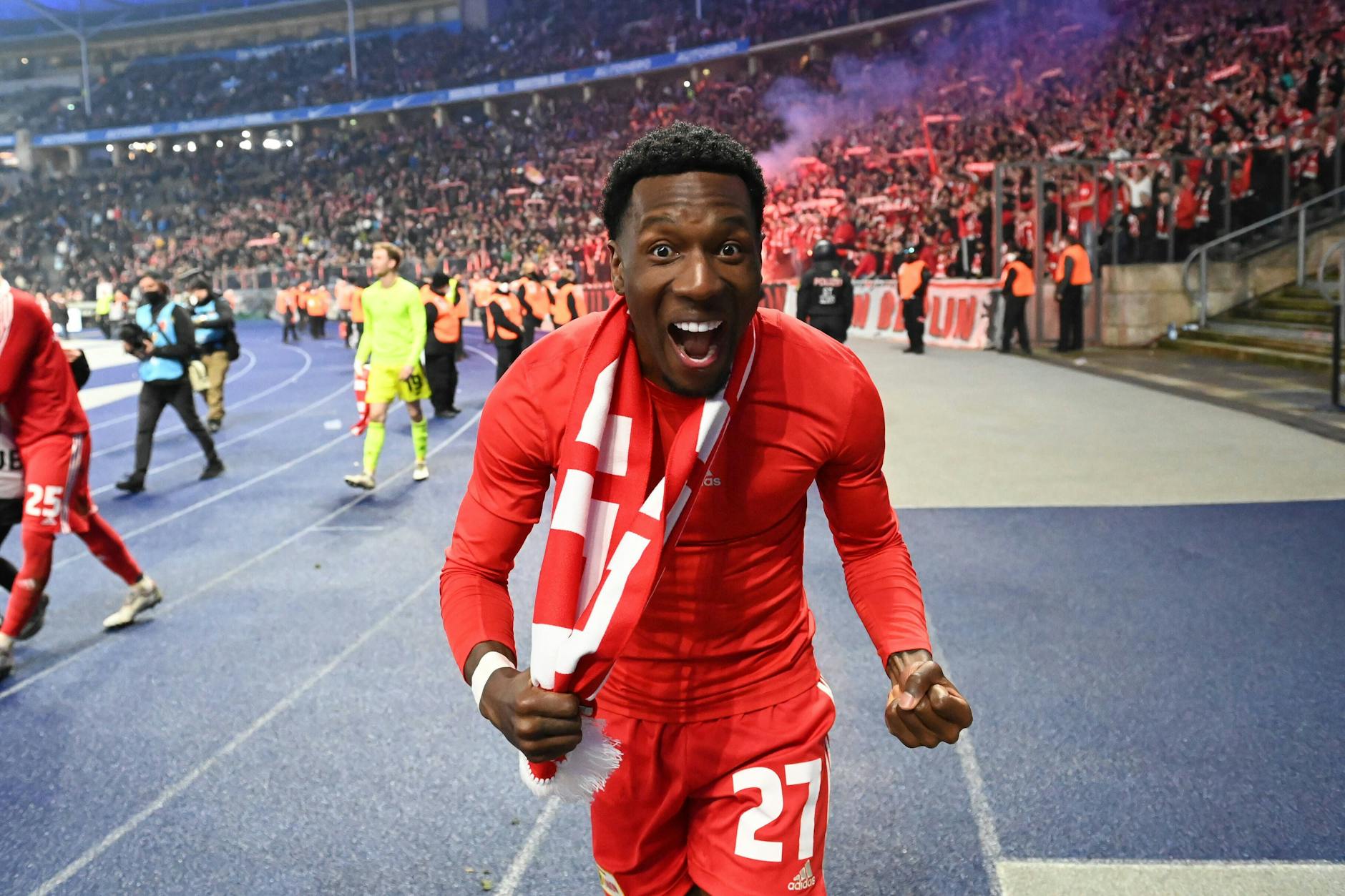 So sehen Sieger aus: Unions Sheraldo Becker mit blendender Laune.