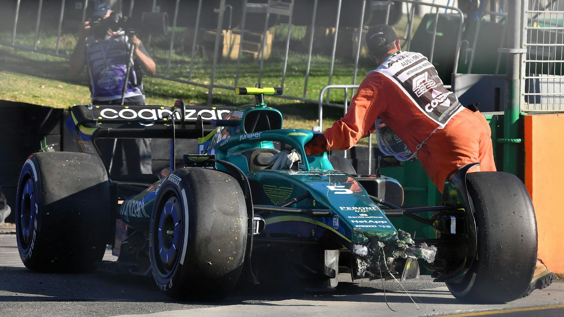 Der Aston Martin von Sebastian Vettel wird nach dem Crash in Runde 24 von der Strecke bugsiert. Foto: AFP/Paul Crock