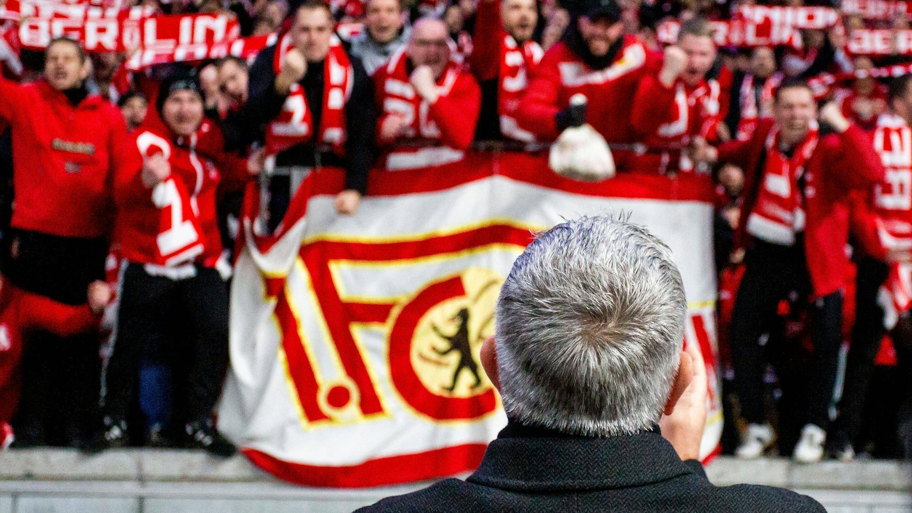 Urs Fischer vor den Fans nach dem Sieg gegen Hertha am 9. April 2022.