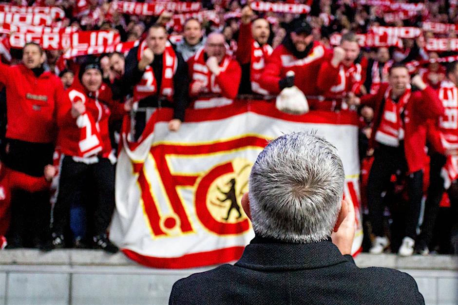 Urs Fischer vor den Fans nach dem Sieg gegen Hertha am 9. April 2022.