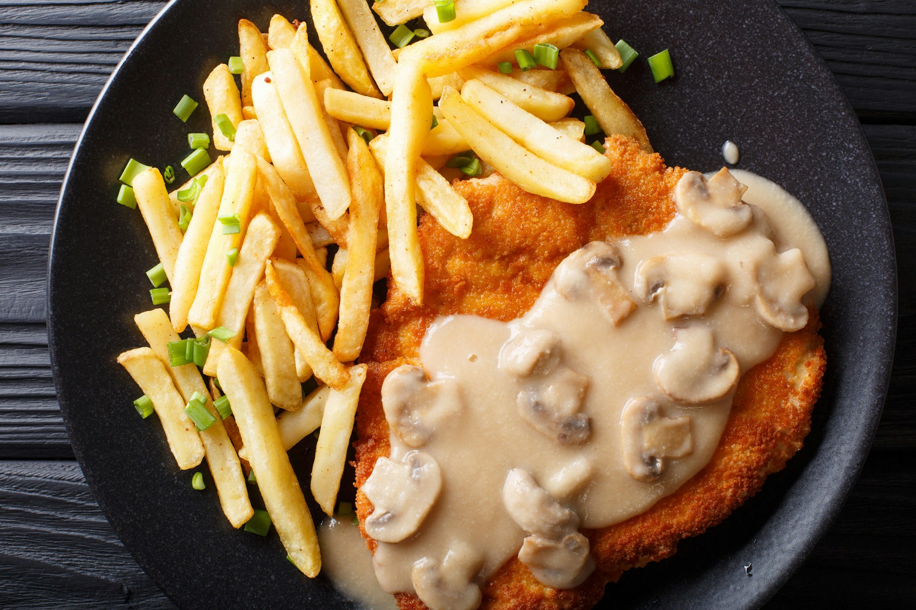 Schnitzel mit Champignon-Rahm ist ein echter Klassiker, schmeckt mit Kartoffelbrei oder Pommes Frites.