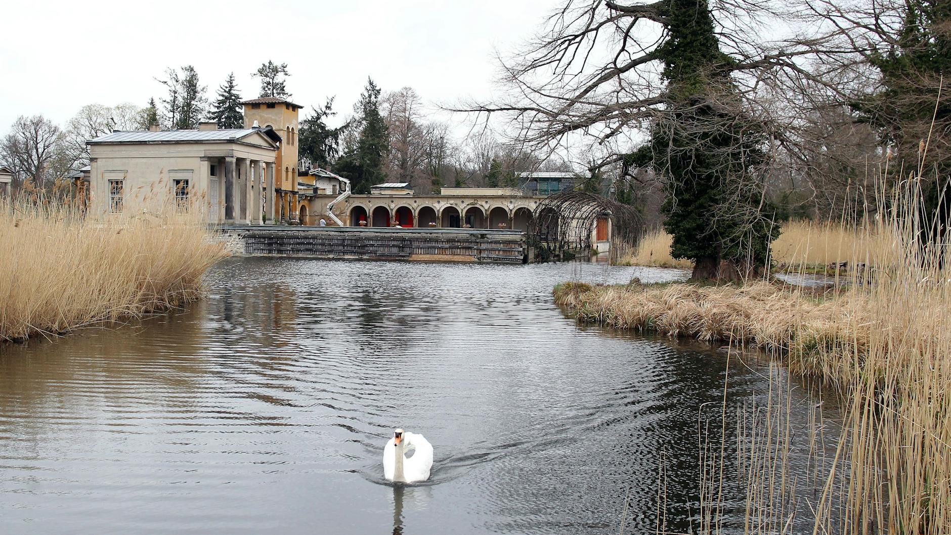 Die Römischen Bäder am künstlichen Maschinensee im Park Sanssouci.