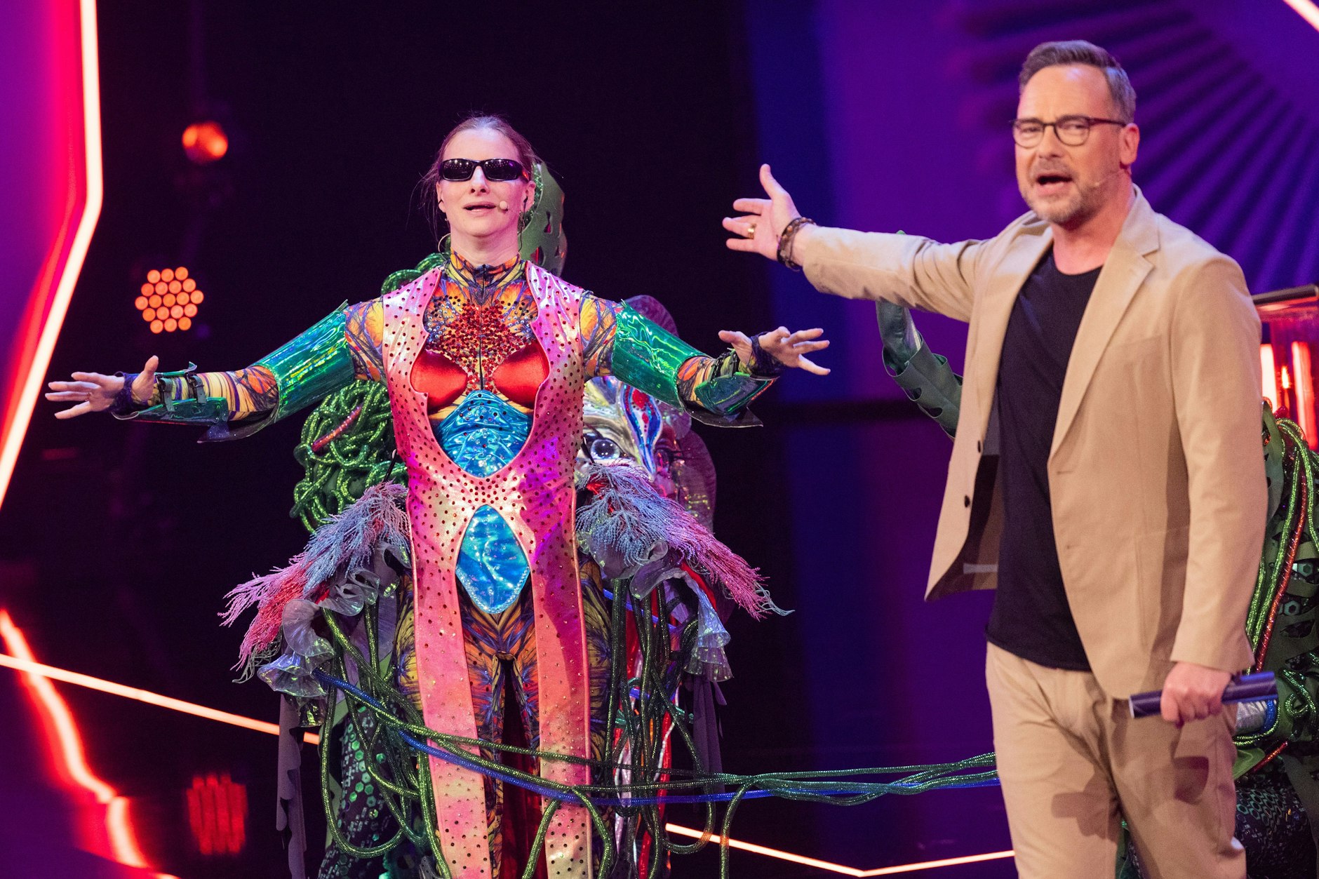 Joana Zimmer steckte bei The Masked Singer im Kostüm der Alien-Pflanze Galax'Sis. Hier mit Moderator Matthias Opdenhövel.