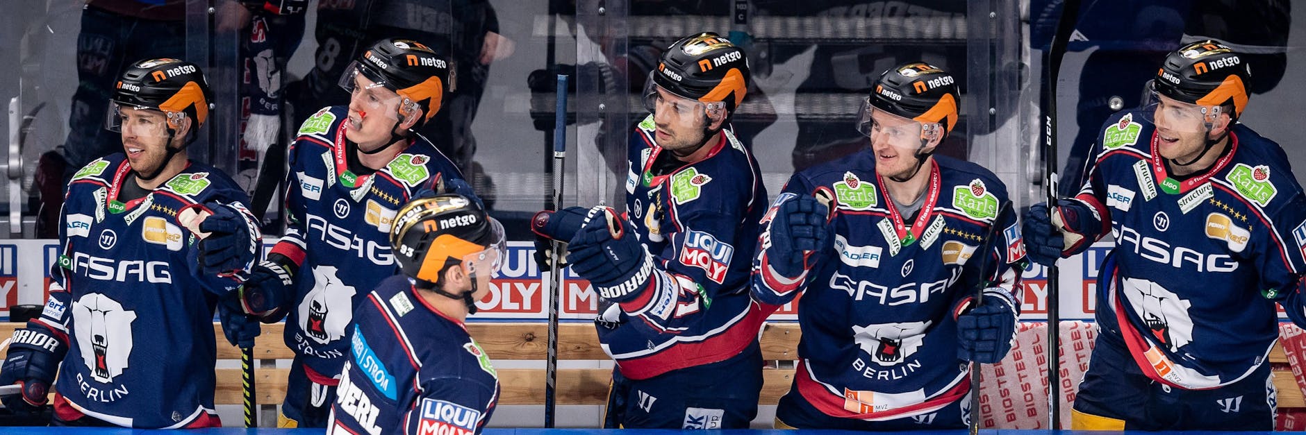Da ist er wieder! Eisbären-Knipser Leo Pföderl klatscht nach dem 2:0 mit den Kollegen ab.