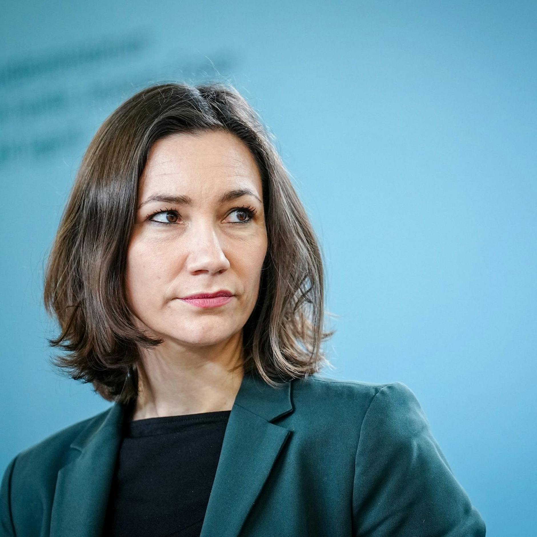 Trotz Flutkatastrophe: Grünen-Ministerin Anne Spiegel wegen vierwöchigem Frankreich-Urlaub unter Druck