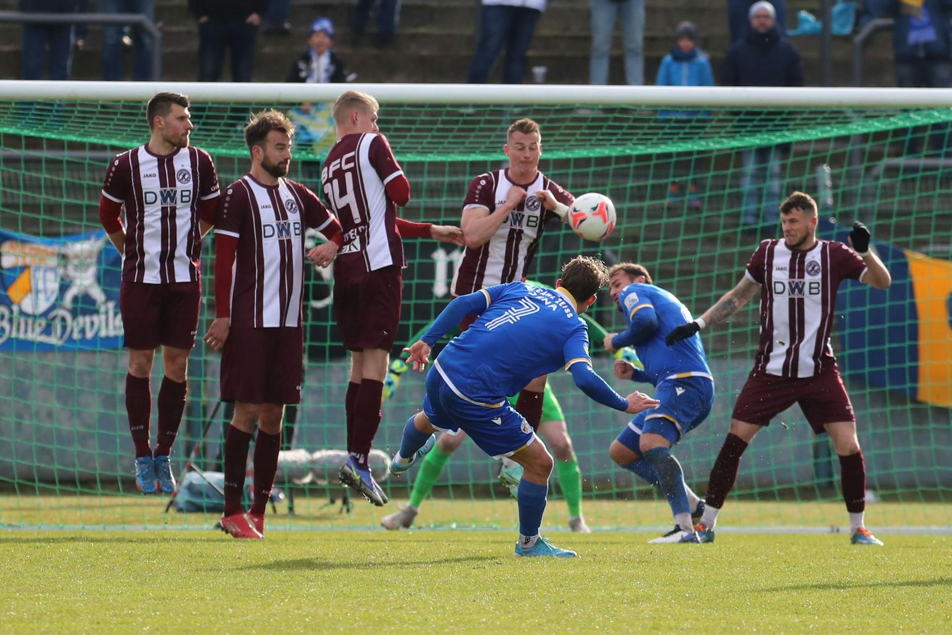 Maximilian Oesterhelwegs Freistoß landet am Arm von Matthias Steinborn! Für Schiedsrichter Jens Klemm ein Strafstoß.