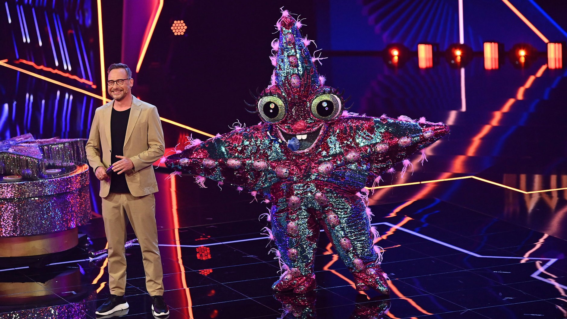 Matthias Opdenhövel mit dem Seestern auf der „Masked Singer“-Bühne.