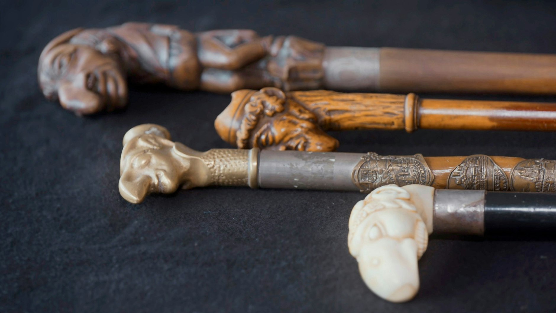 Diese Spazierstöcke sind nicht harmlos, man schaue auf die zu antisemitischen Fratzen geformten Knäufe. Sie werden in der Doku „Jud Süß 2.0. Vom NS- zum Online-Antisemitismus“ gezeigt.