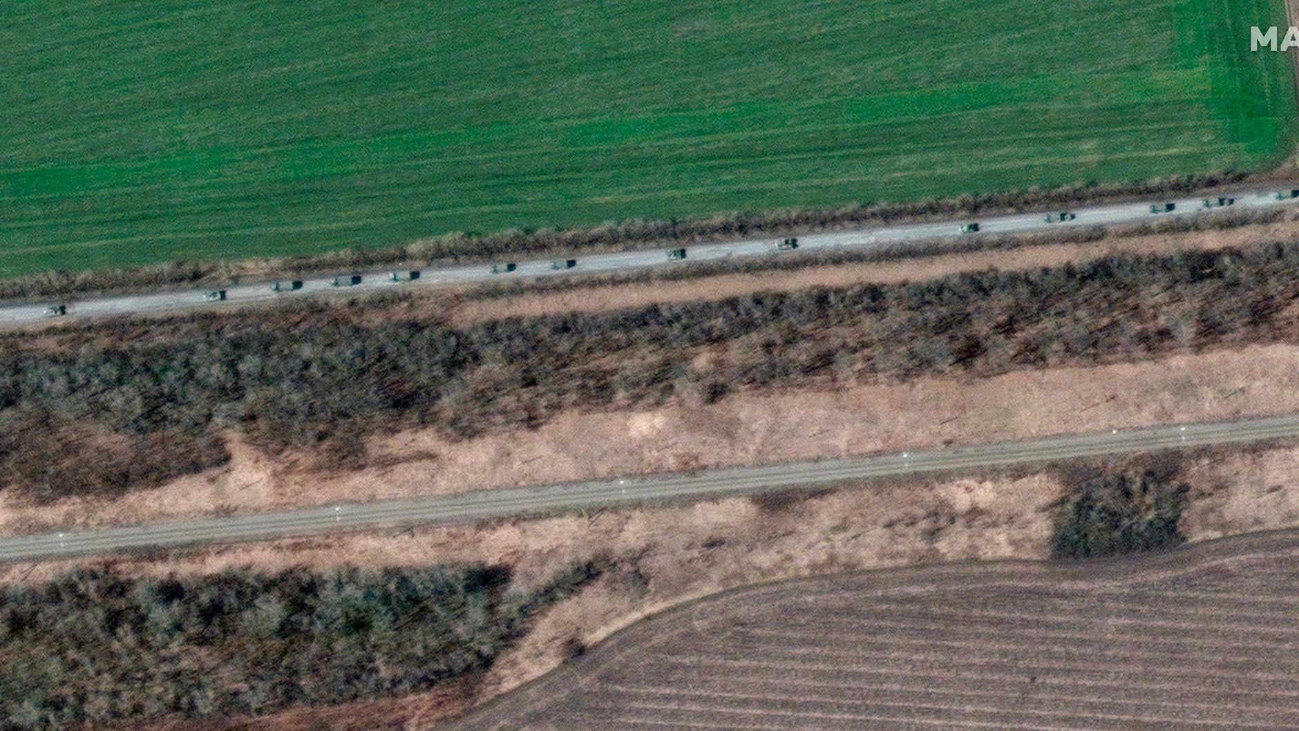 Satellitenbilder zeigen einen 13 Kilometer langen Militär-Konvoi auf der Strecke nach Charkiw.