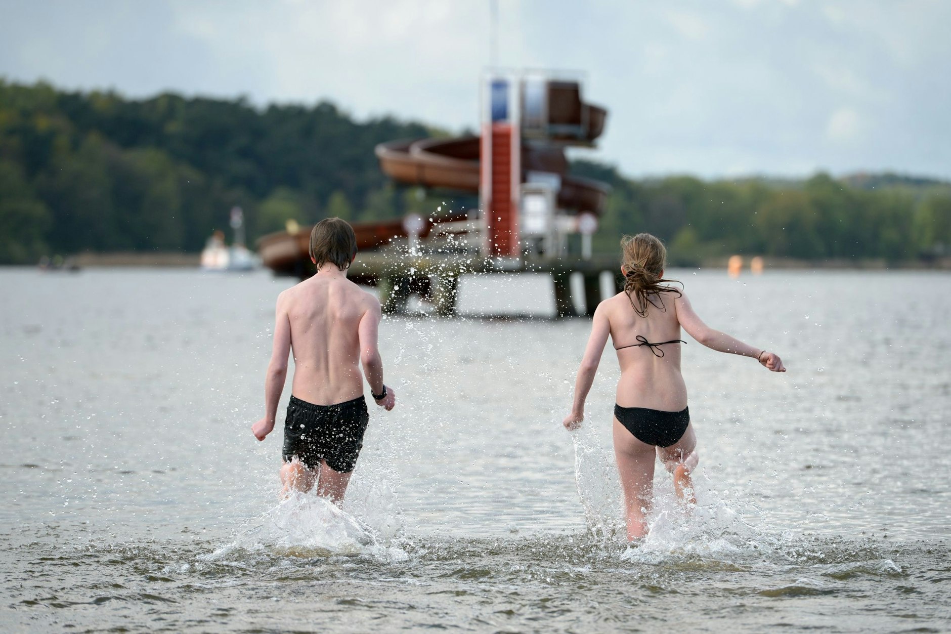 Schnell rein, und dann wieder raus: Anbaden Im Wannsee, traditionell am Karfreitag.