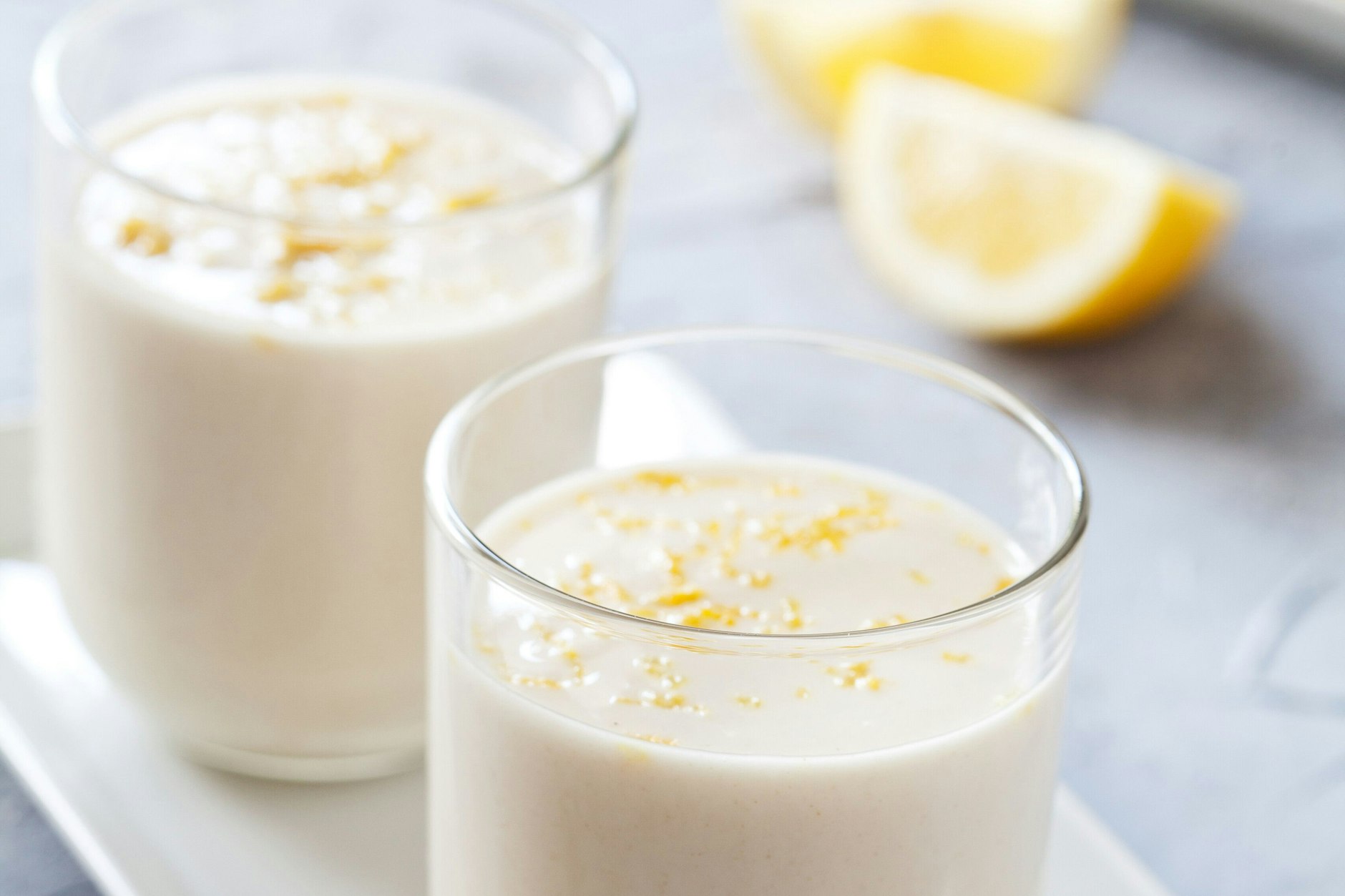 Die Zitronencreme sollten sie auf jeden Fall in Gläsern oder Glasschalen anrichten. Oder nehmen Sie ein langstieliges Weinglas, das wirkt noch feiner auf der Festtafel.