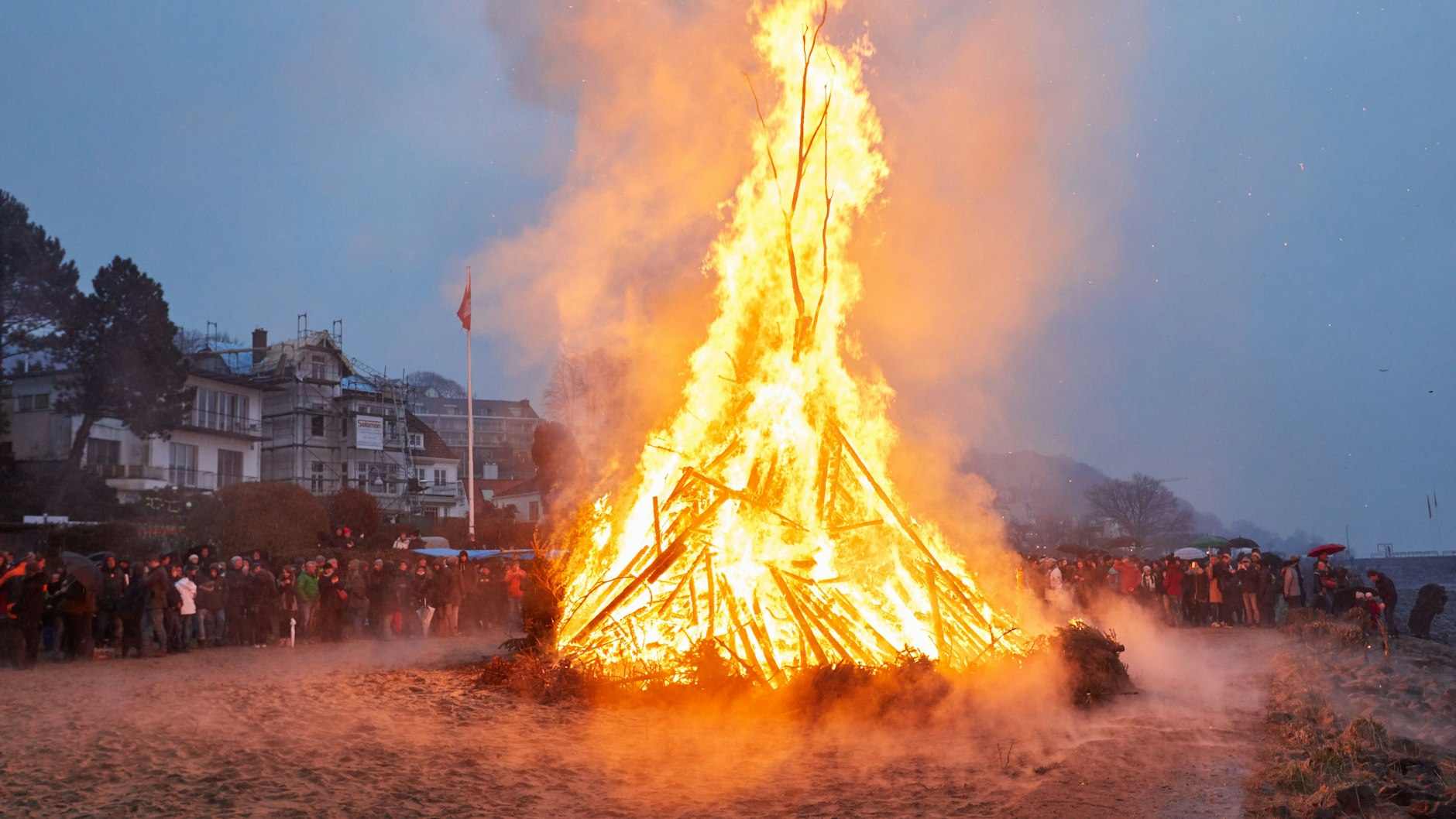 In vielen Teilen Deutschlands werden auch Osterfeuer entzündet.