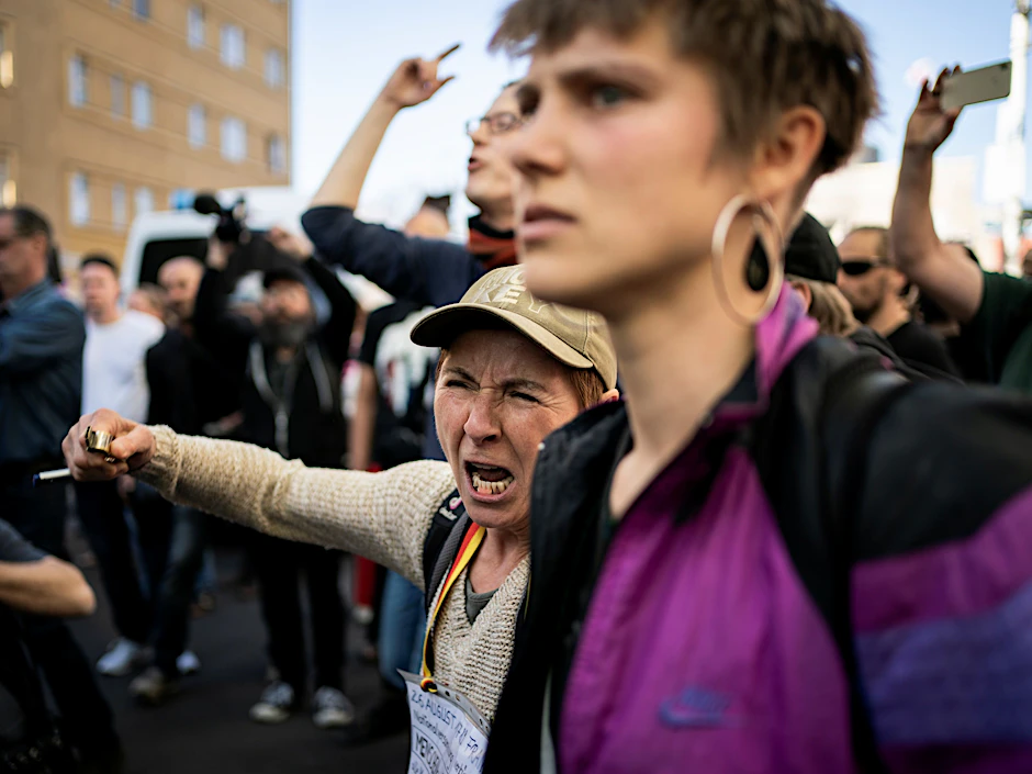 Demonstranten folgen einem Aufruf der Bewegung "Hygienedemo Nicht ohne uns! Demokratischer Widerstand" am Rosa-Luxemburg.