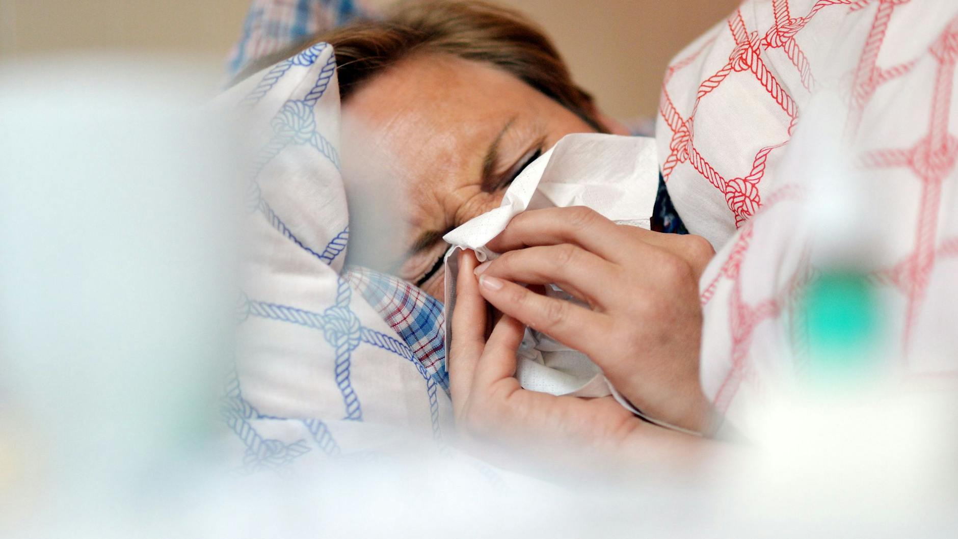 Eine laufende Nase und Niesen zählen laut einer britischen Studie zu den häufigsten Omikron-Symptomen.