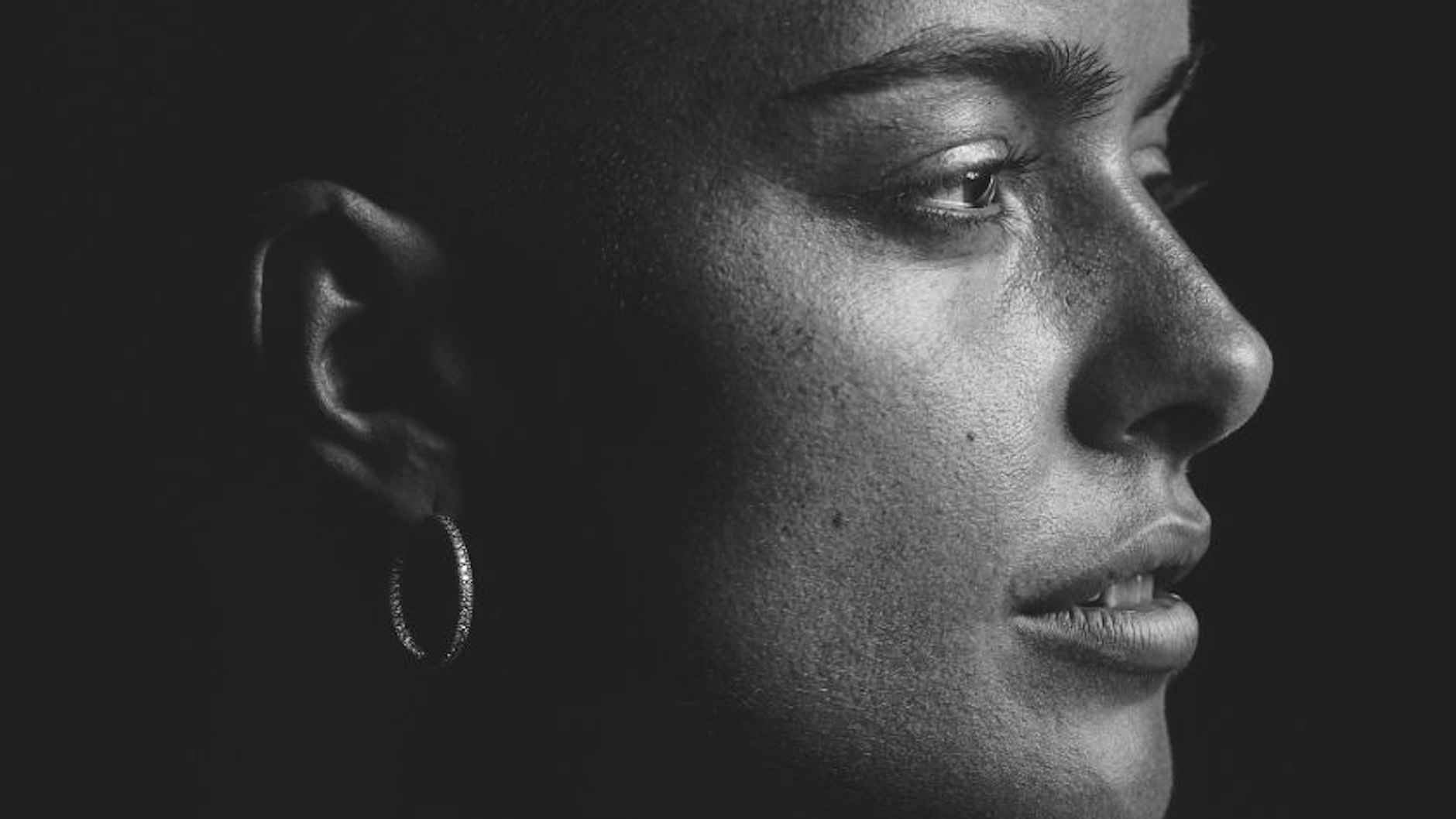 Gio Lucia identifiziert sich als nichtbinär und genderfluid.