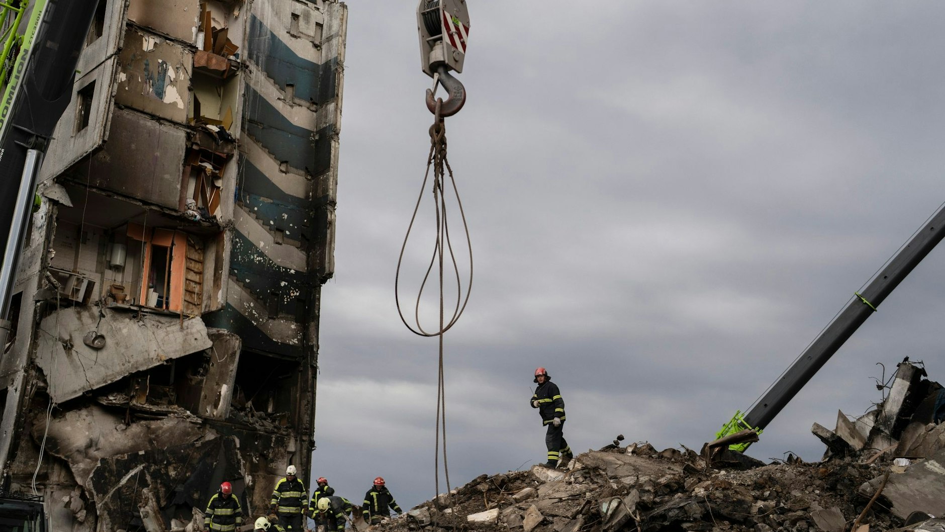 Ukrainische Feuerwehrleute arbeiten an einem durch russischen Beschuss zerstörten Wohnhaus in Borodjanka. 