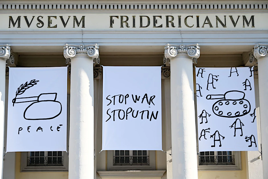 An der Fassade des Fridericianums sind drei Motive mit dem Titel „Anti War Drawings, 2022“ des documenta-Künstlers Dan Perjovschi als Zeichen der Solidarität angebracht.