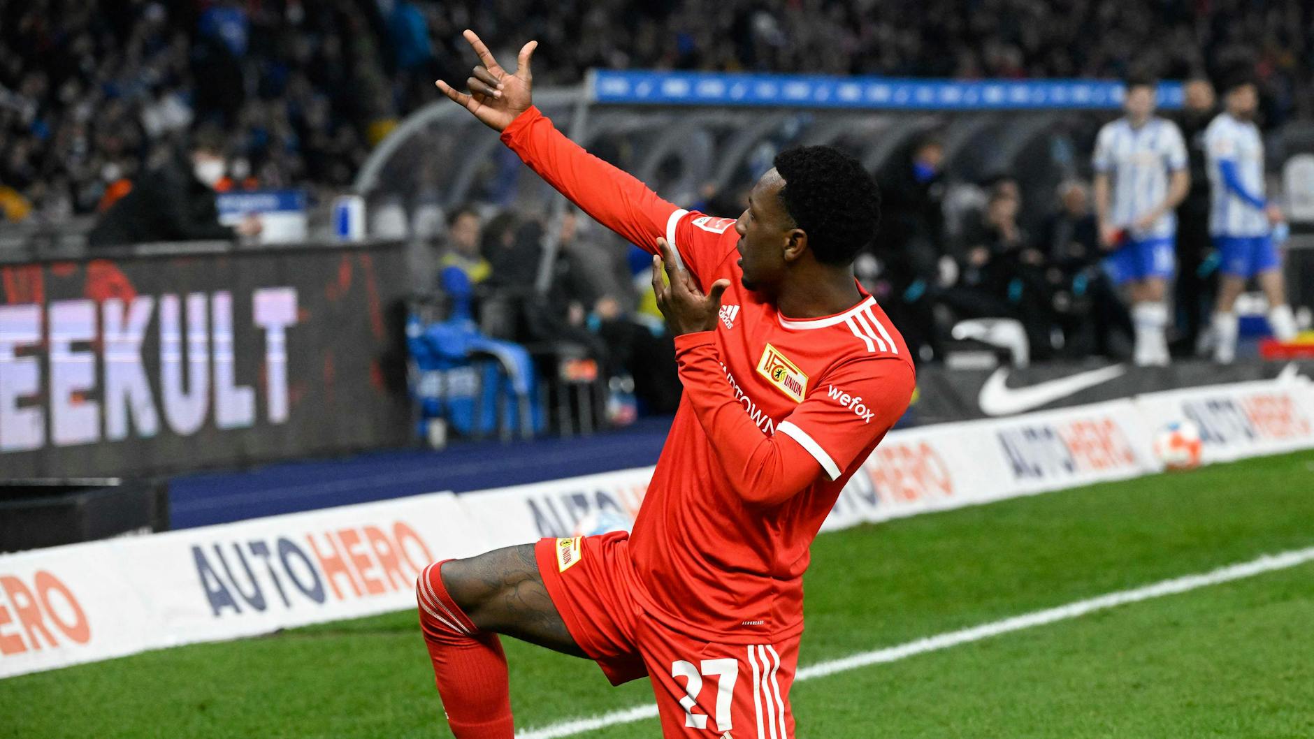 Hertha erlegt und seine Kinder glücklich gemacht: Unions „Spiderman“ Sheraldo Becker.